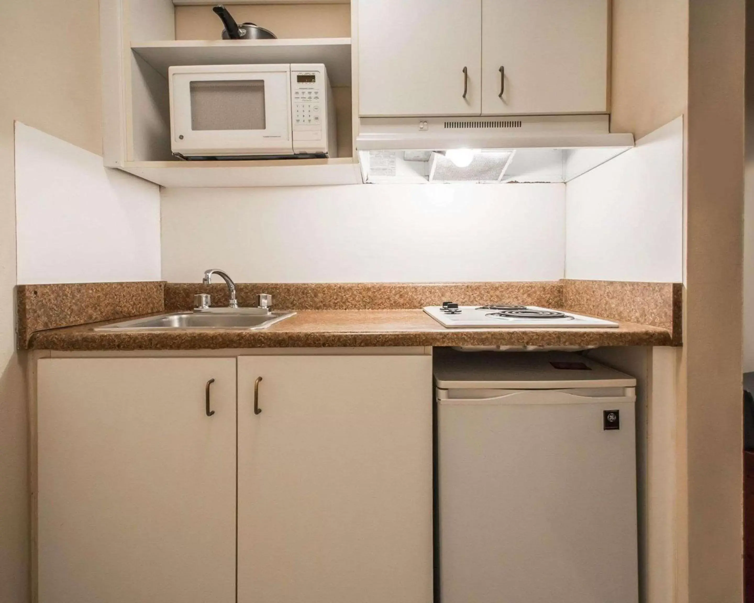 Kitchen or kitchenette, Kitchen/Kitchenette in Suburban Studios Airport