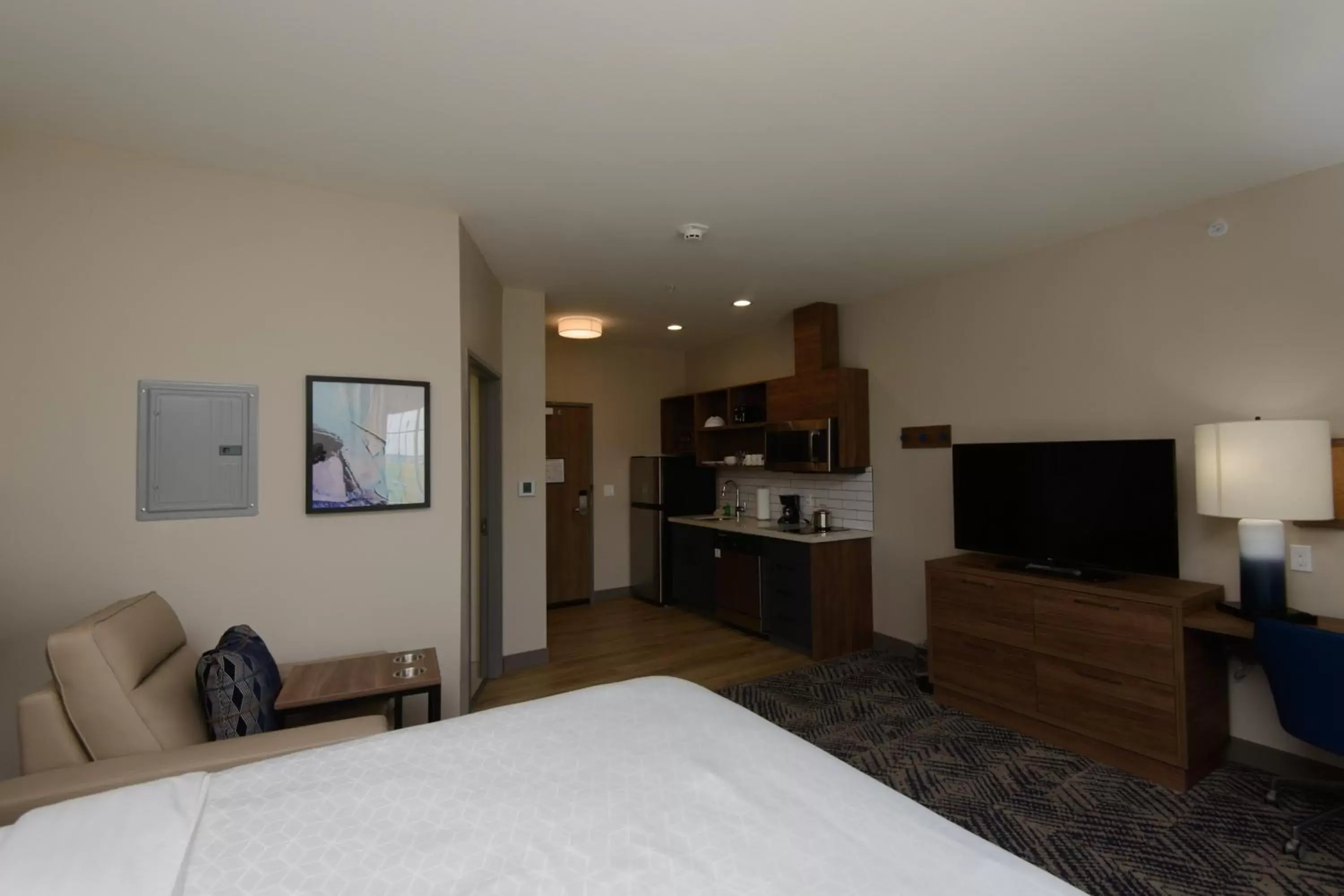 Photo of the whole room, TV/Entertainment Center in Candlewood Suites - Corpus Christi - Portland, an IHG Hotel