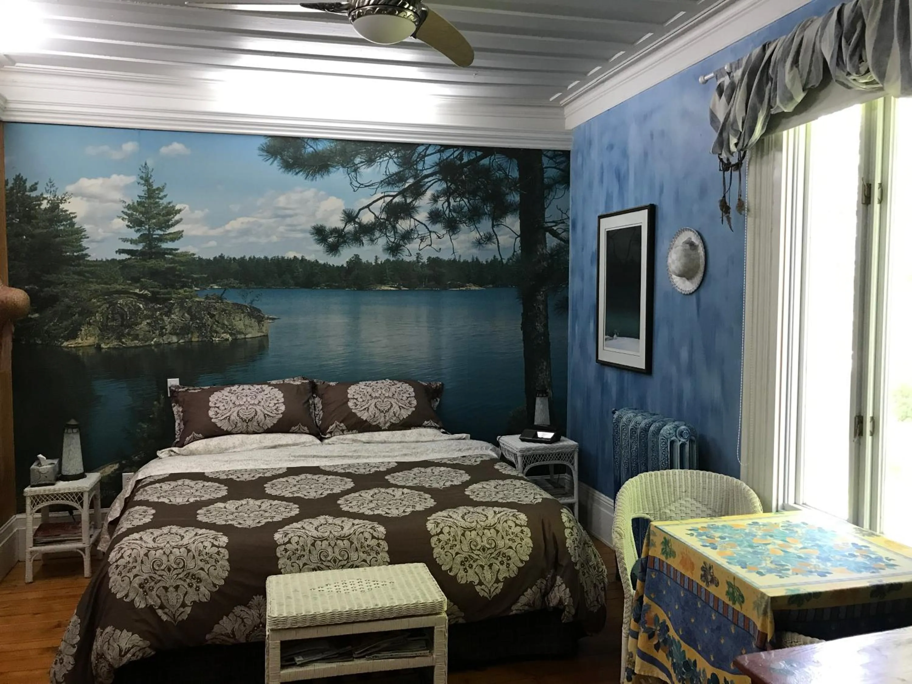 Photo of the whole room, Bed in Auberge du Sault-à-la-Puce