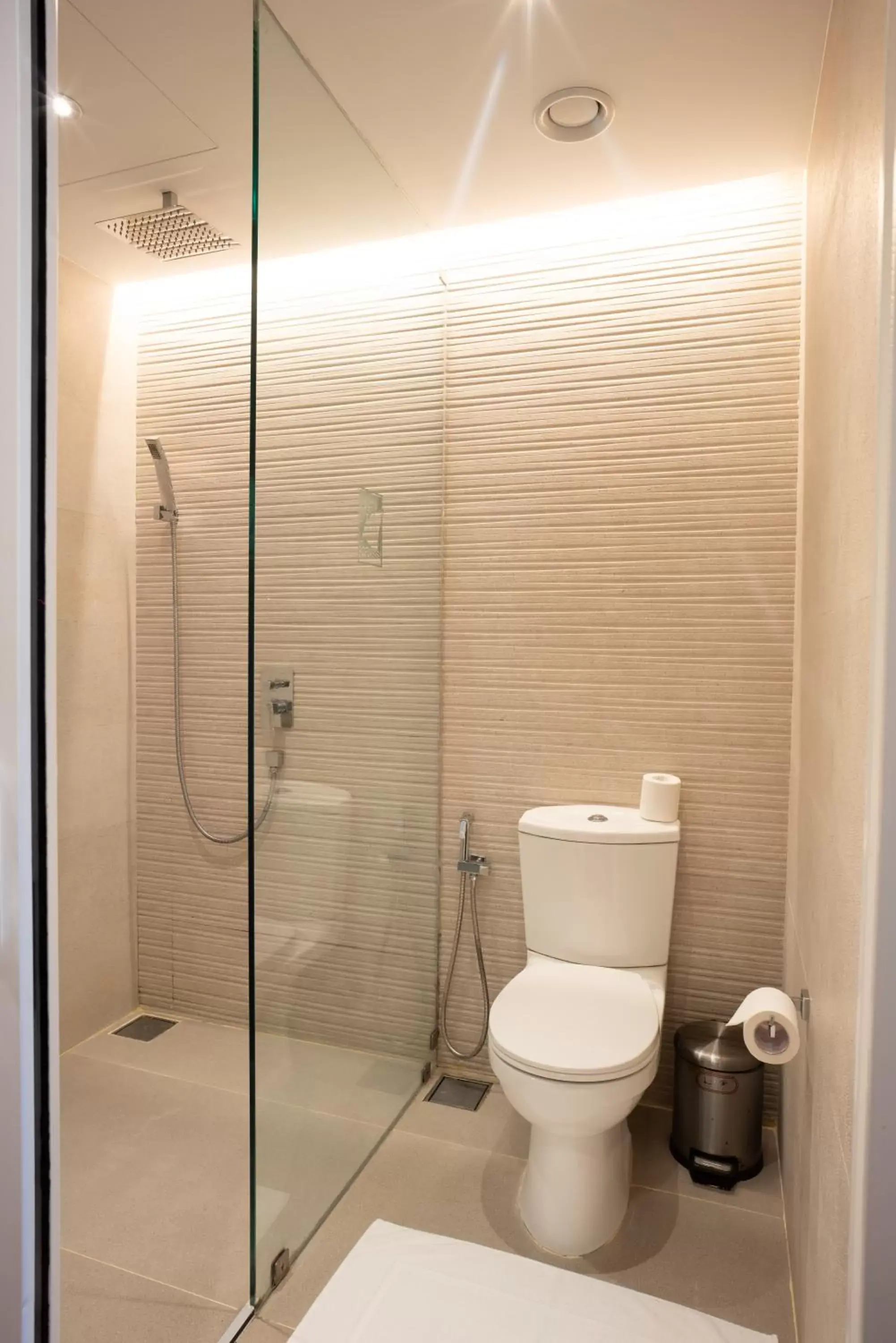 Shower, Bathroom in Camelot Beach Hotel