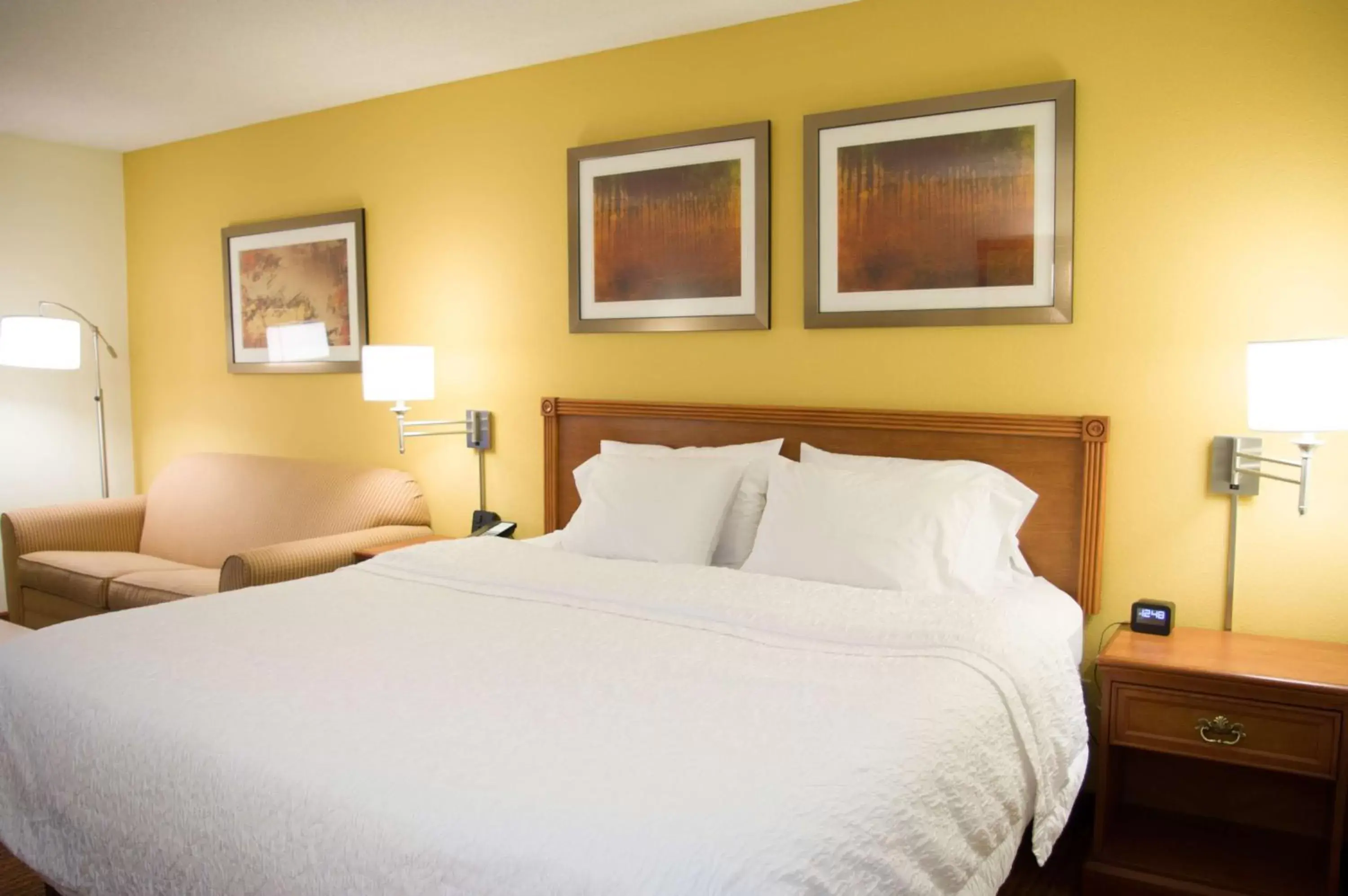 Bed in Hampton Inn & Suites St. Louis-Chesterfield