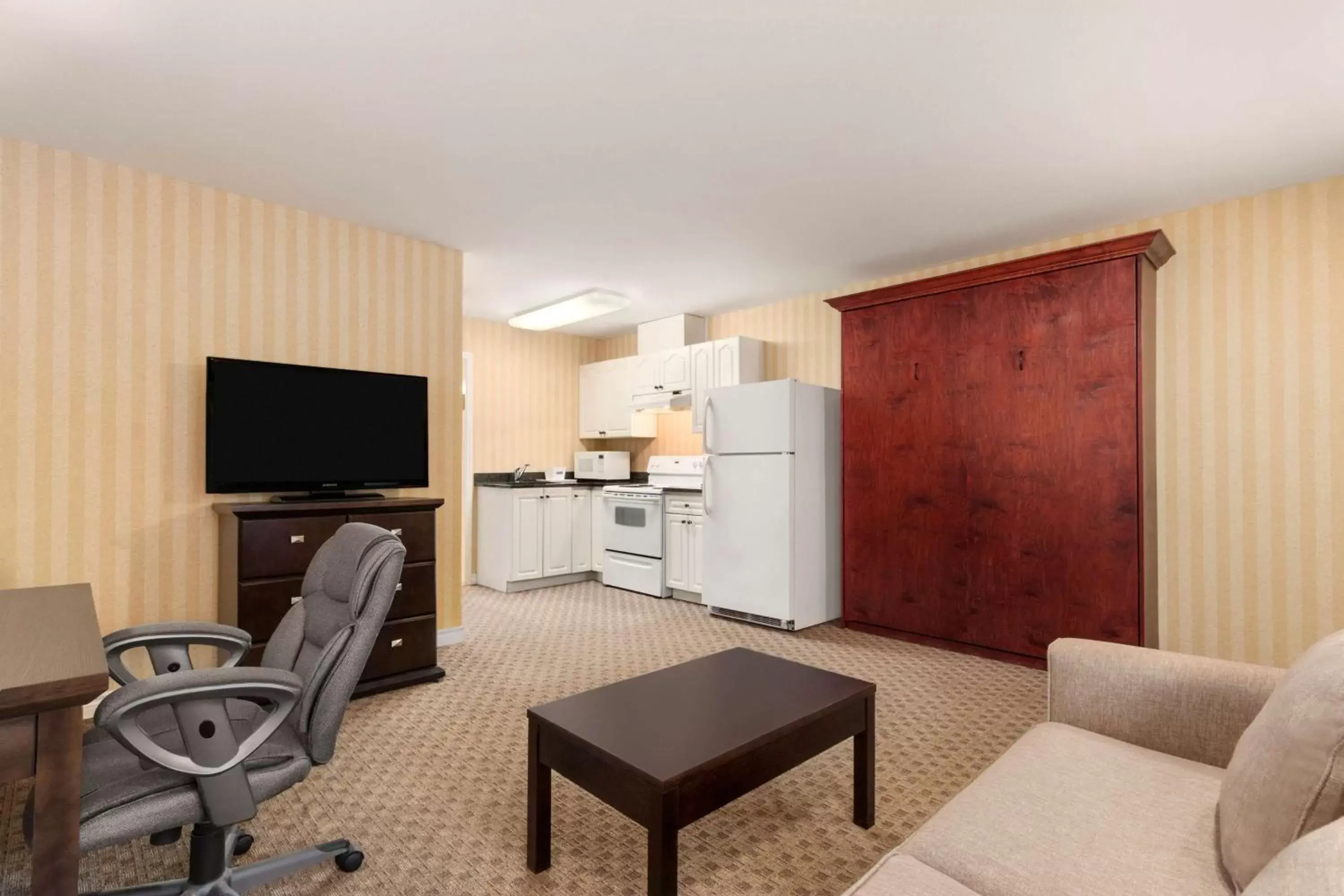 Queen  Suite, Non-Smoking in Travelodge by Wyndham Kamloops Mountview