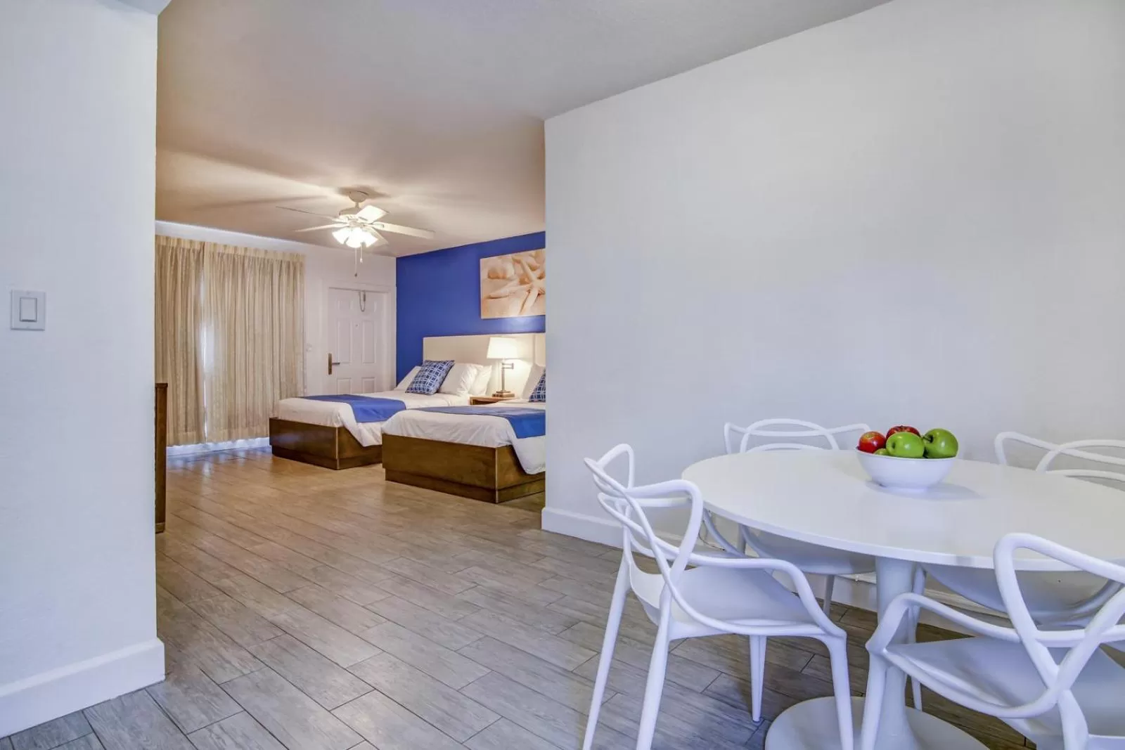 Photo of the whole room, Bed in Blue Strawberry by the Sea