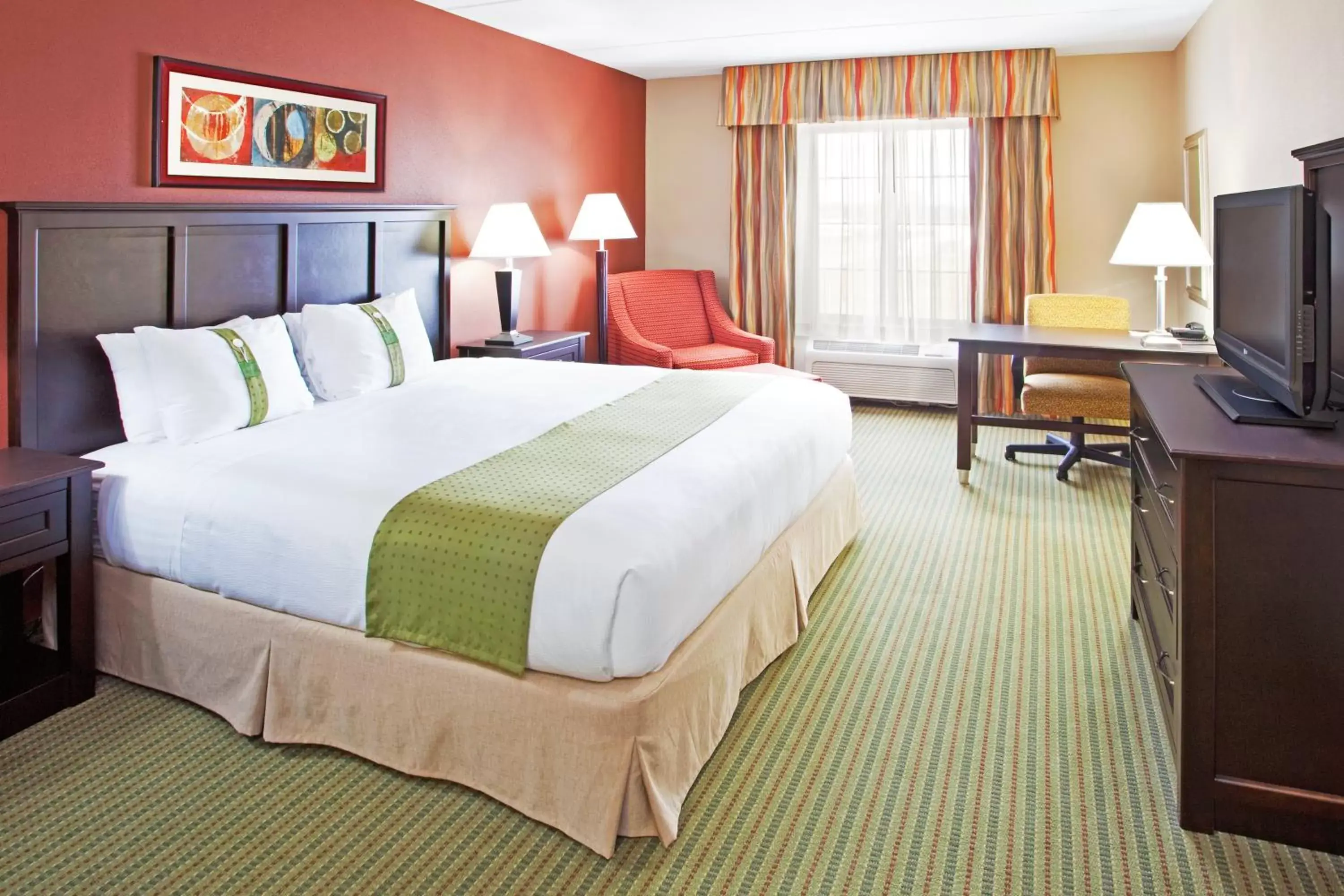 Photo of the whole room, Bed in Holiday Inn Midland, an IHG Hotel