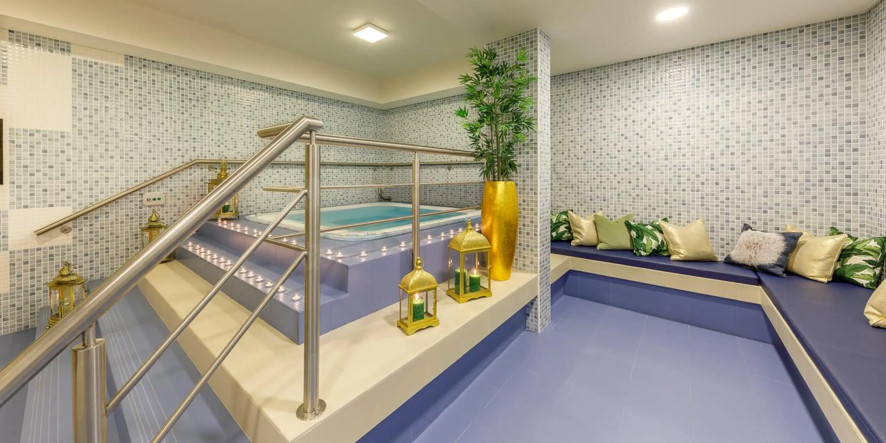 Hot Tub, Bed in Aurea Fatima Hotel Congress & Spa Hot Tub, Bed in Aurea Fatima Hotel Congress & Spa