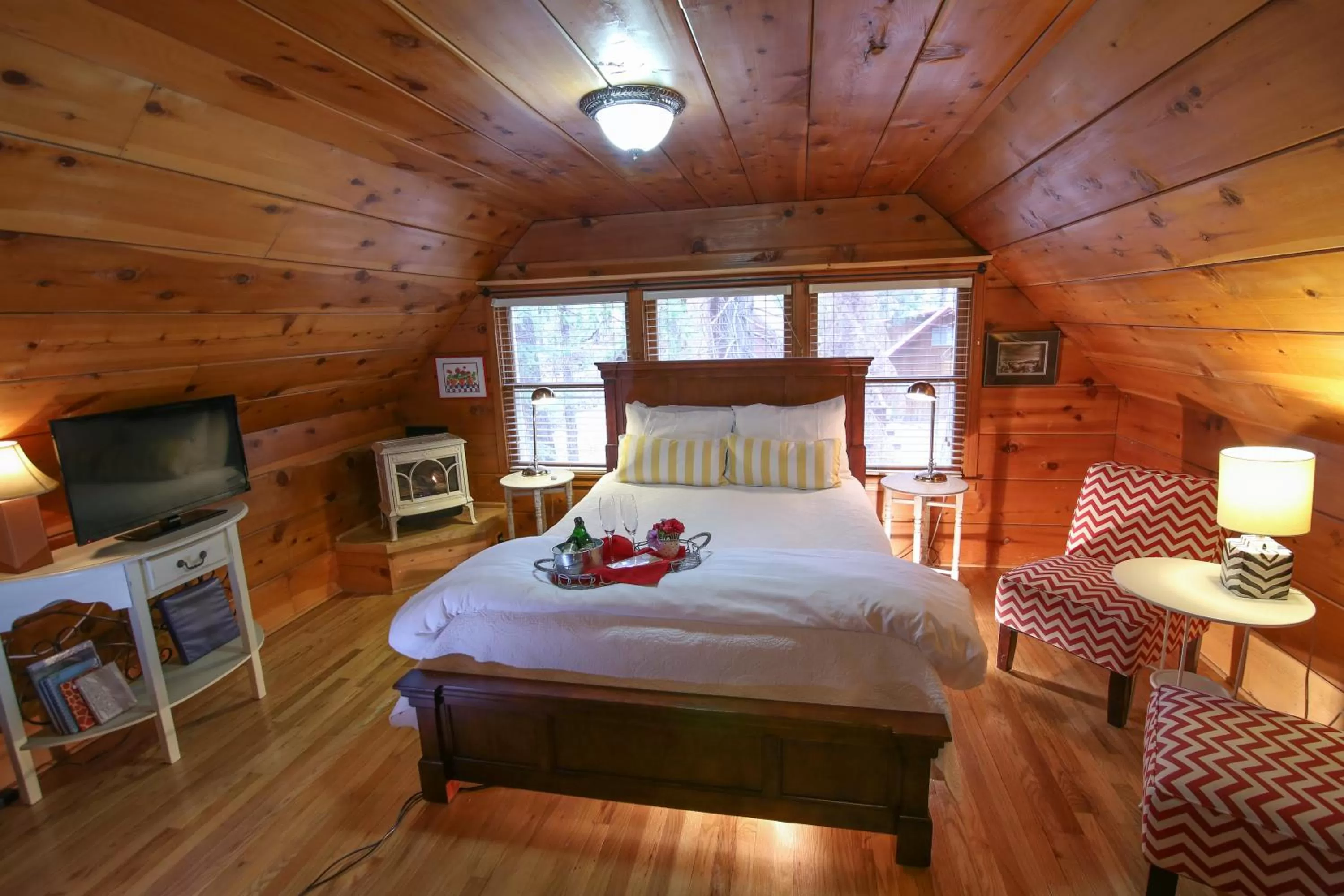 Bed in Elliott House Boutique Inn