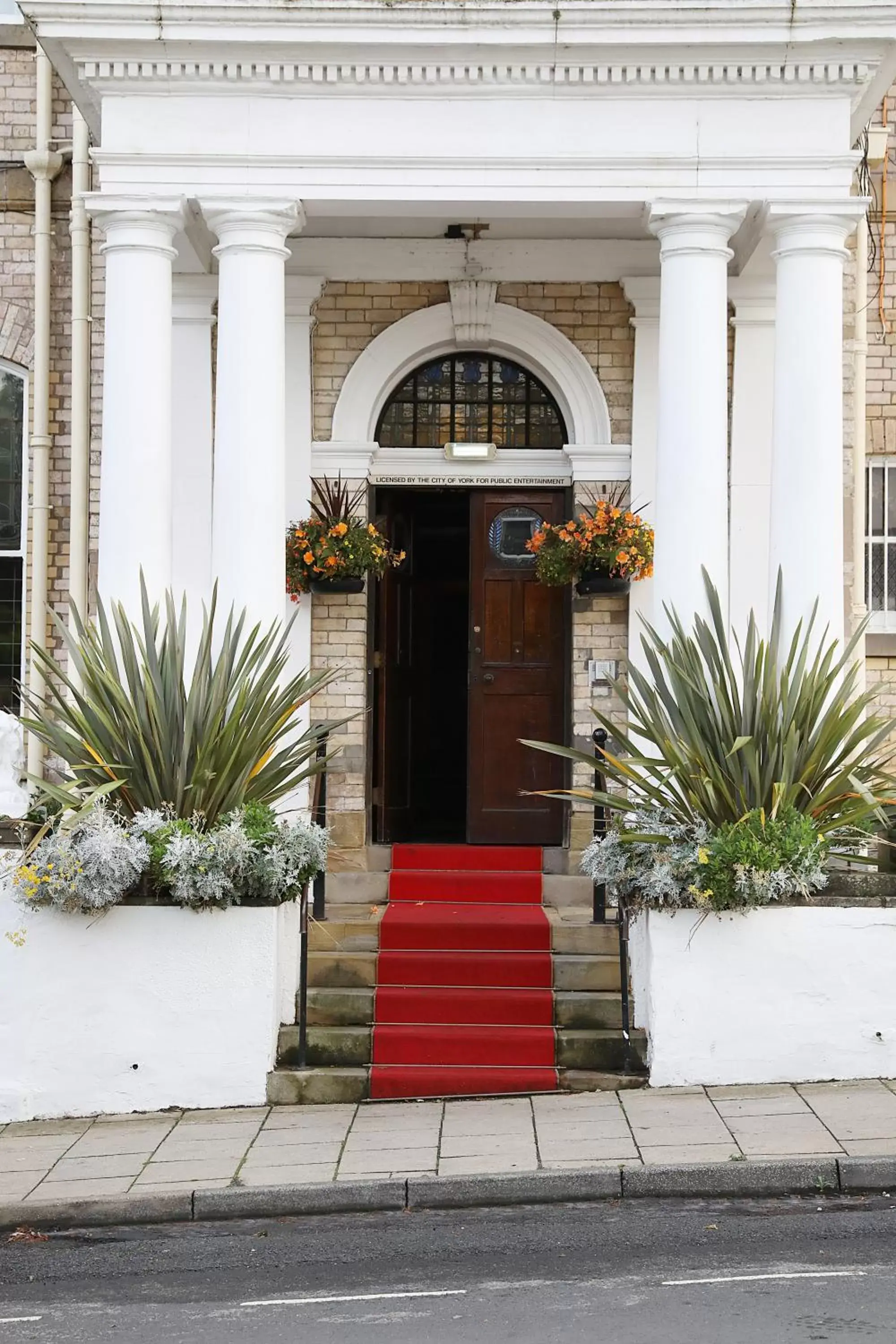 Facade/entrance in Elmbank Hotel - Part of The Cairn Collection