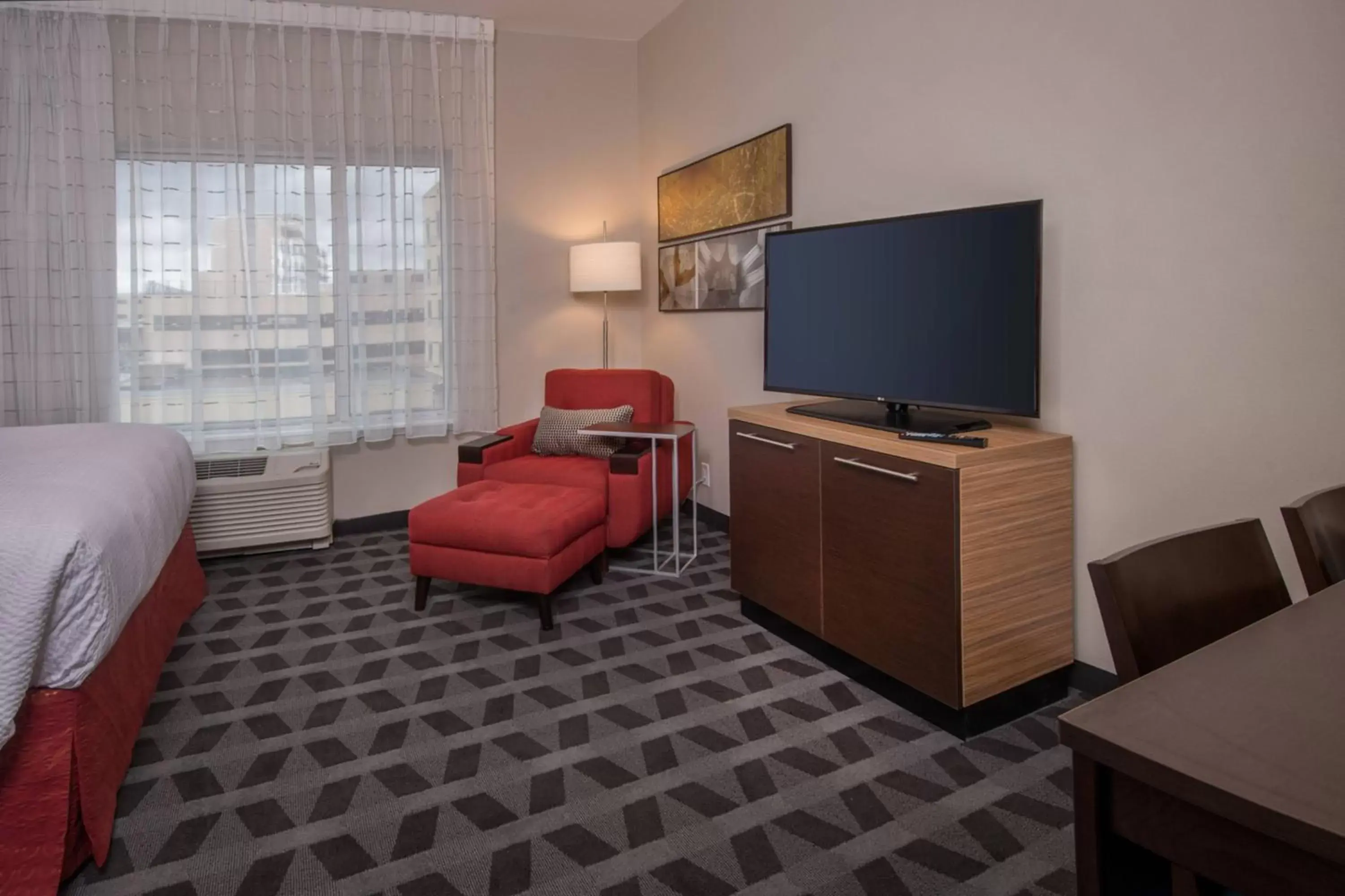Living room, TV/Entertainment Center in TownePlace Suites by Marriott Altoona