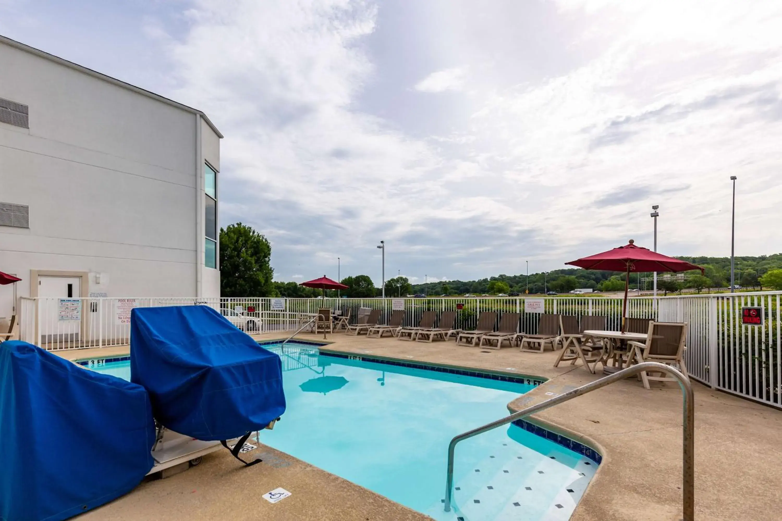 Day, Swimming Pool in Motel 6-Caseyville, IL - Caseyville Il