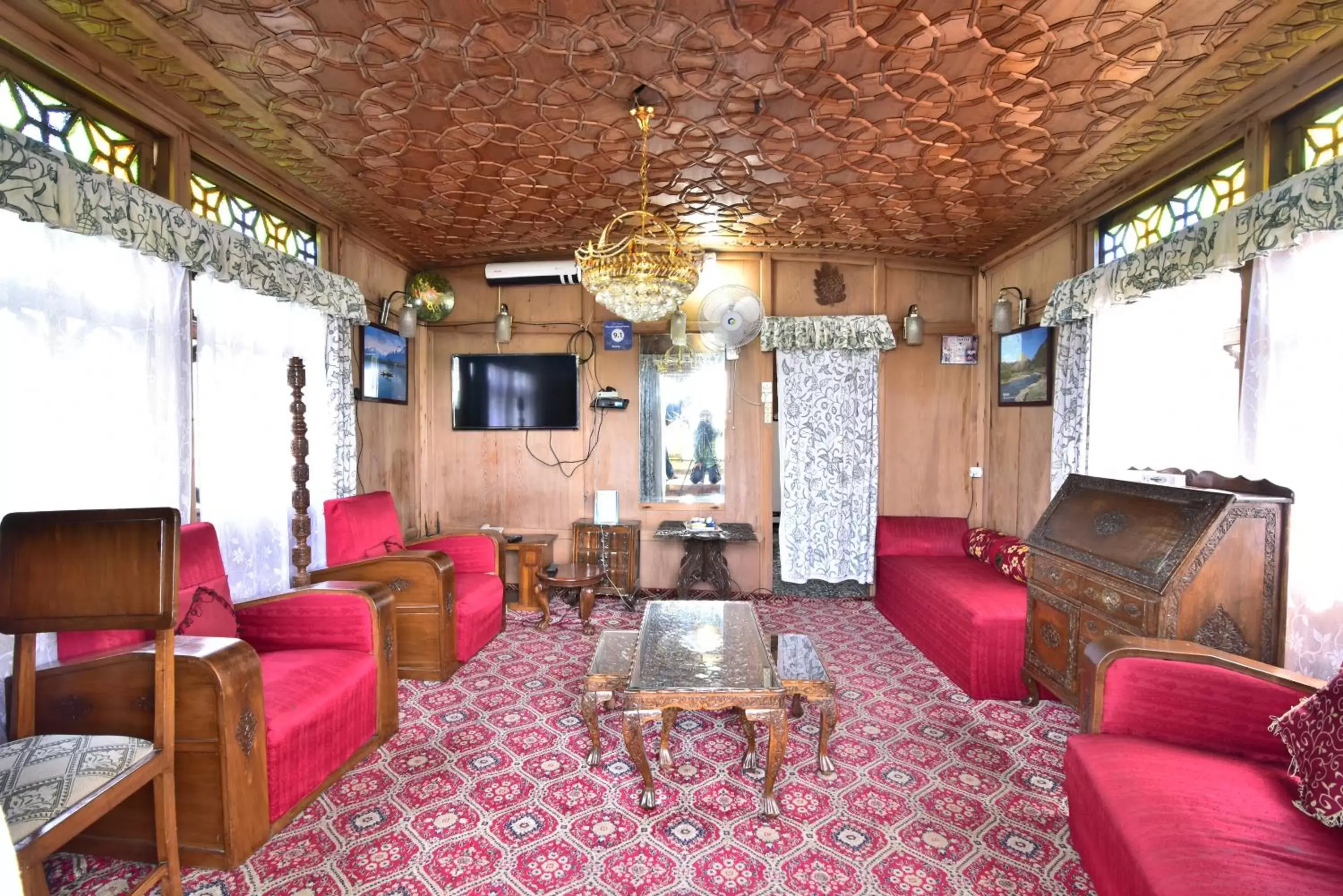 Living room in Houseboat Zaindari Palace Living room in Houseboat Zaindari Palace