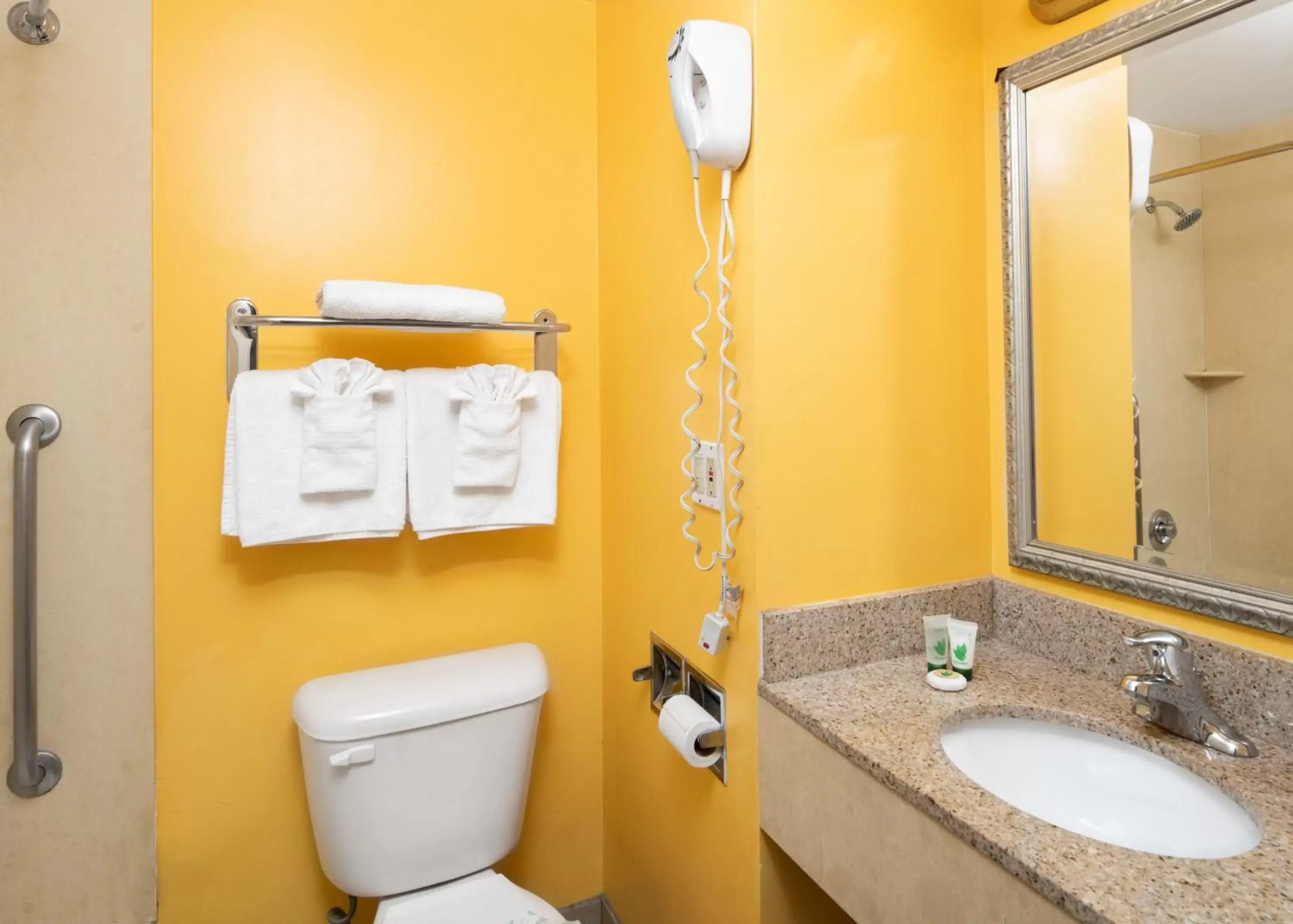 Bathroom in Fallbrook Country Inn