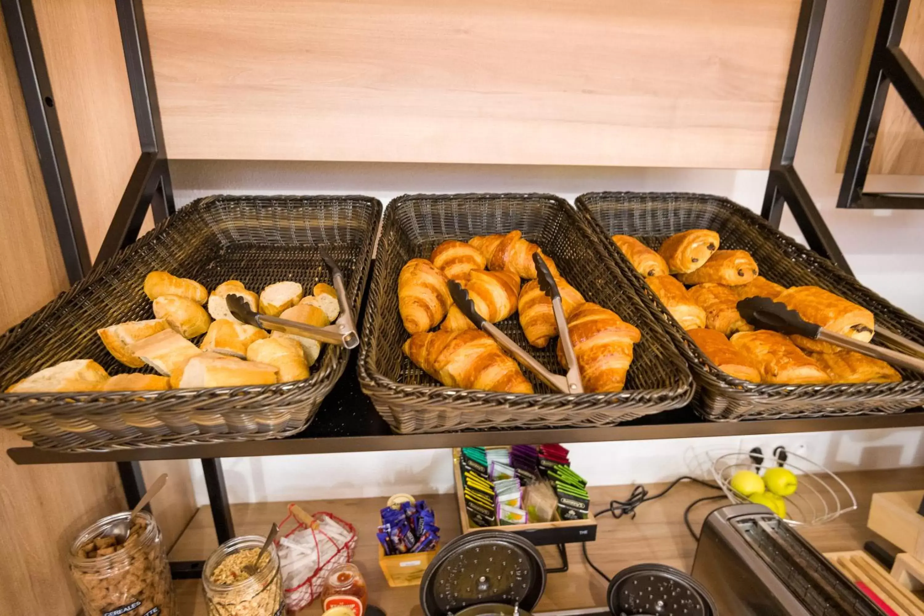 Breakfast in B&B HOTEL Bordeaux Mérignac Aéroport