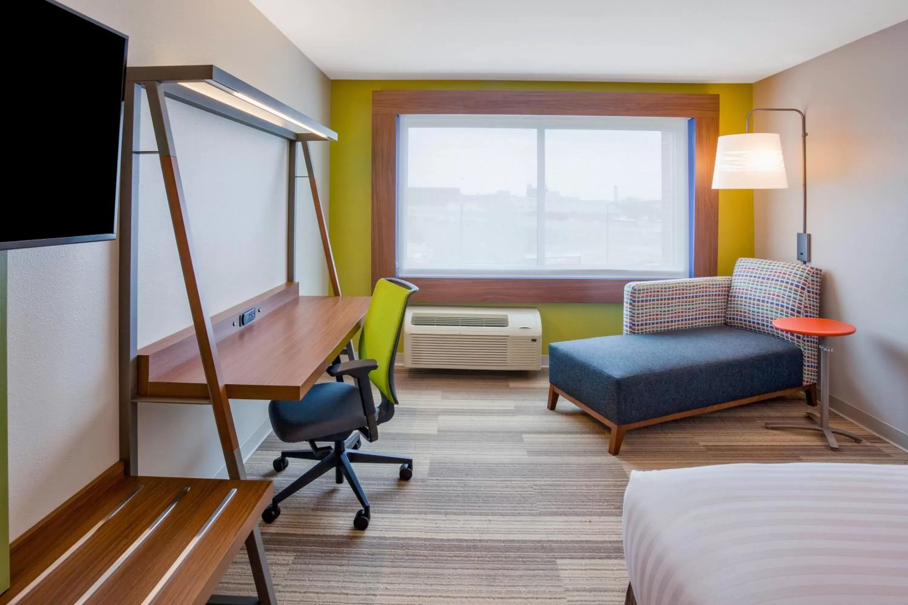 Photo of the whole room, Seating Area in Holiday Inn Express and Suites Des Moines Downtown, an IHG Hotel