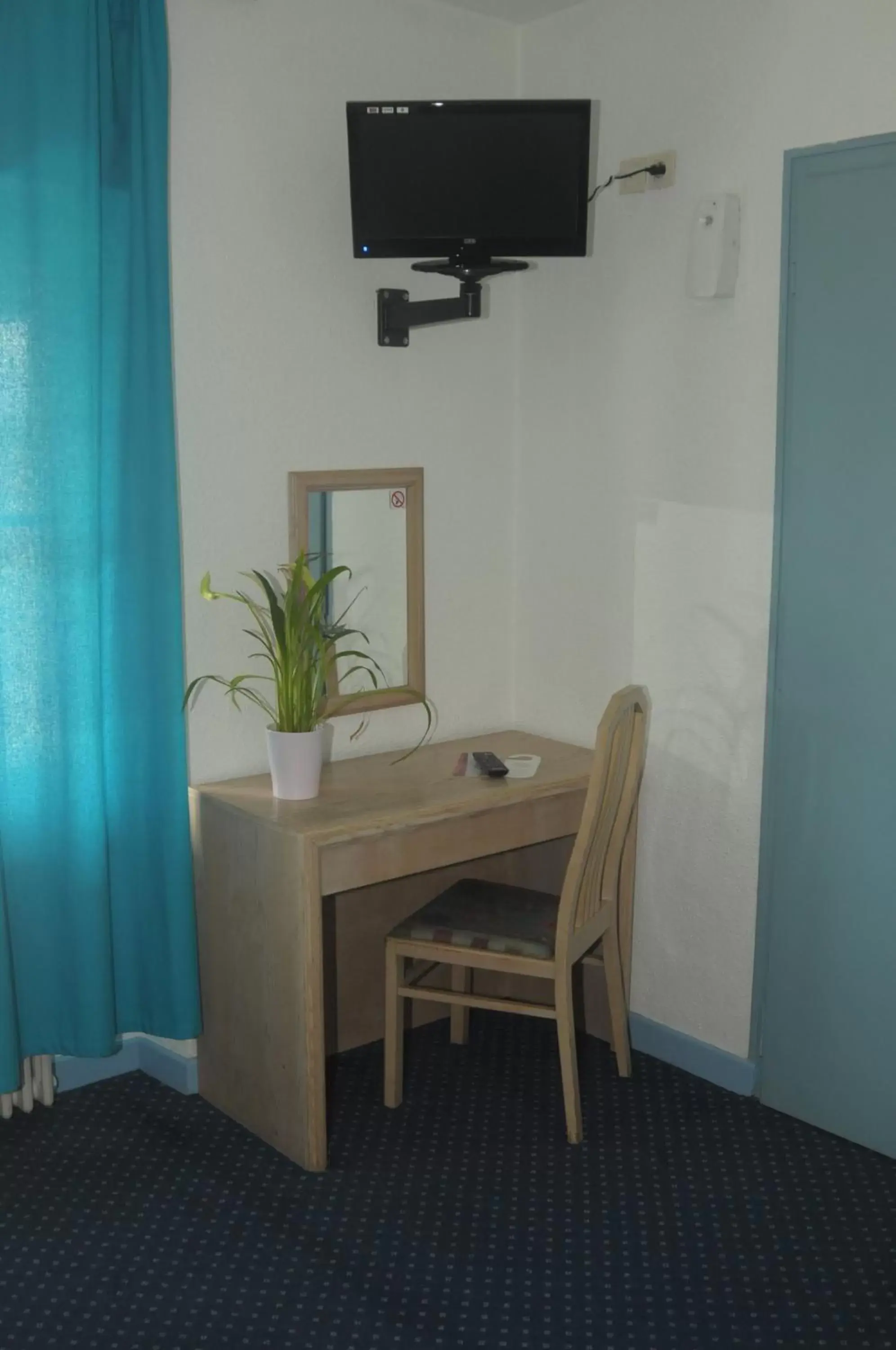 Bedroom, TV/Entertainment Center in Hôtel de La Poste