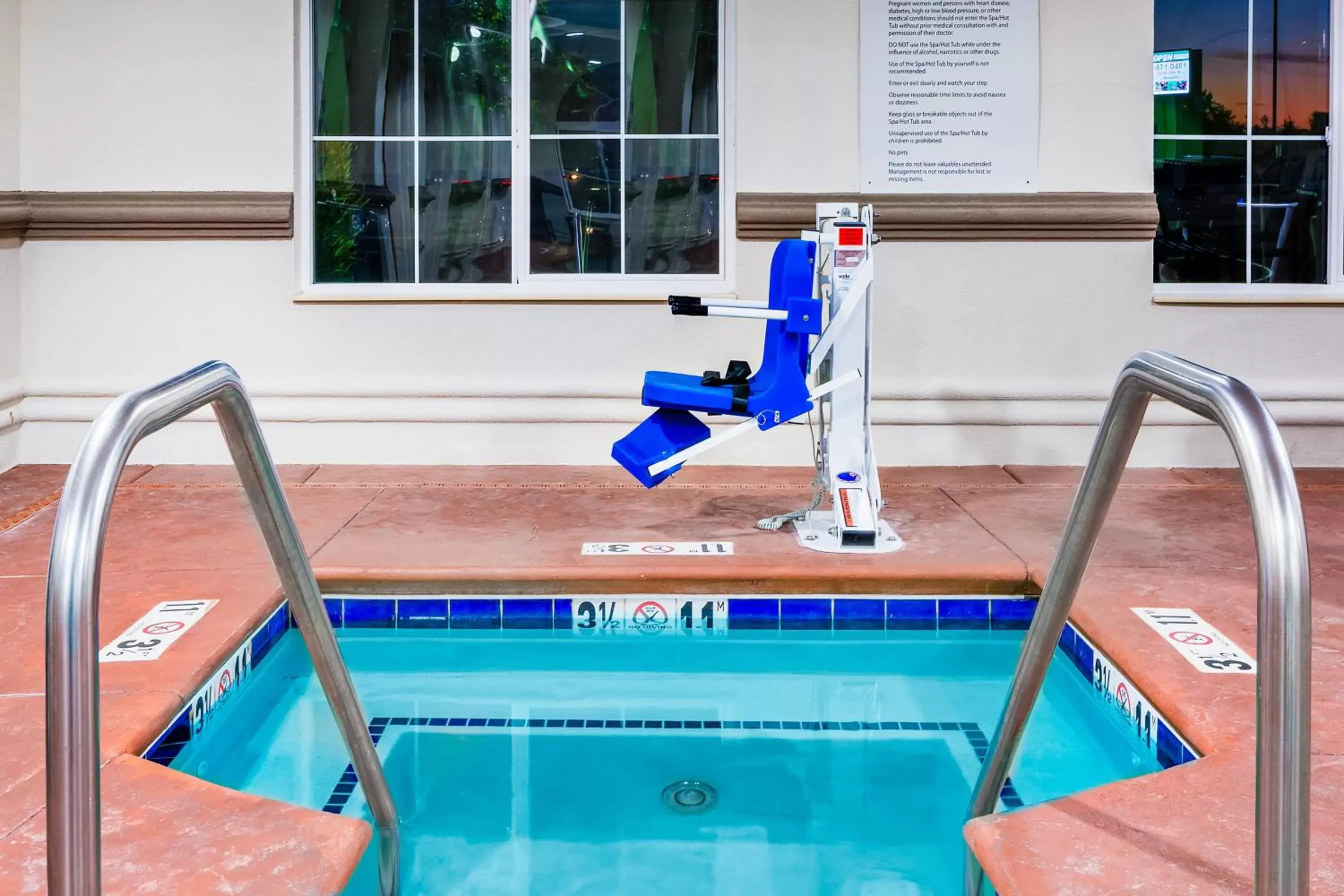 Swimming pool in Holiday Inn Express Hotel & Suites Oroville Southwest by IHG Swimming pool in Holiday Inn Express Hotel & Suites Oroville Southwest by IHG