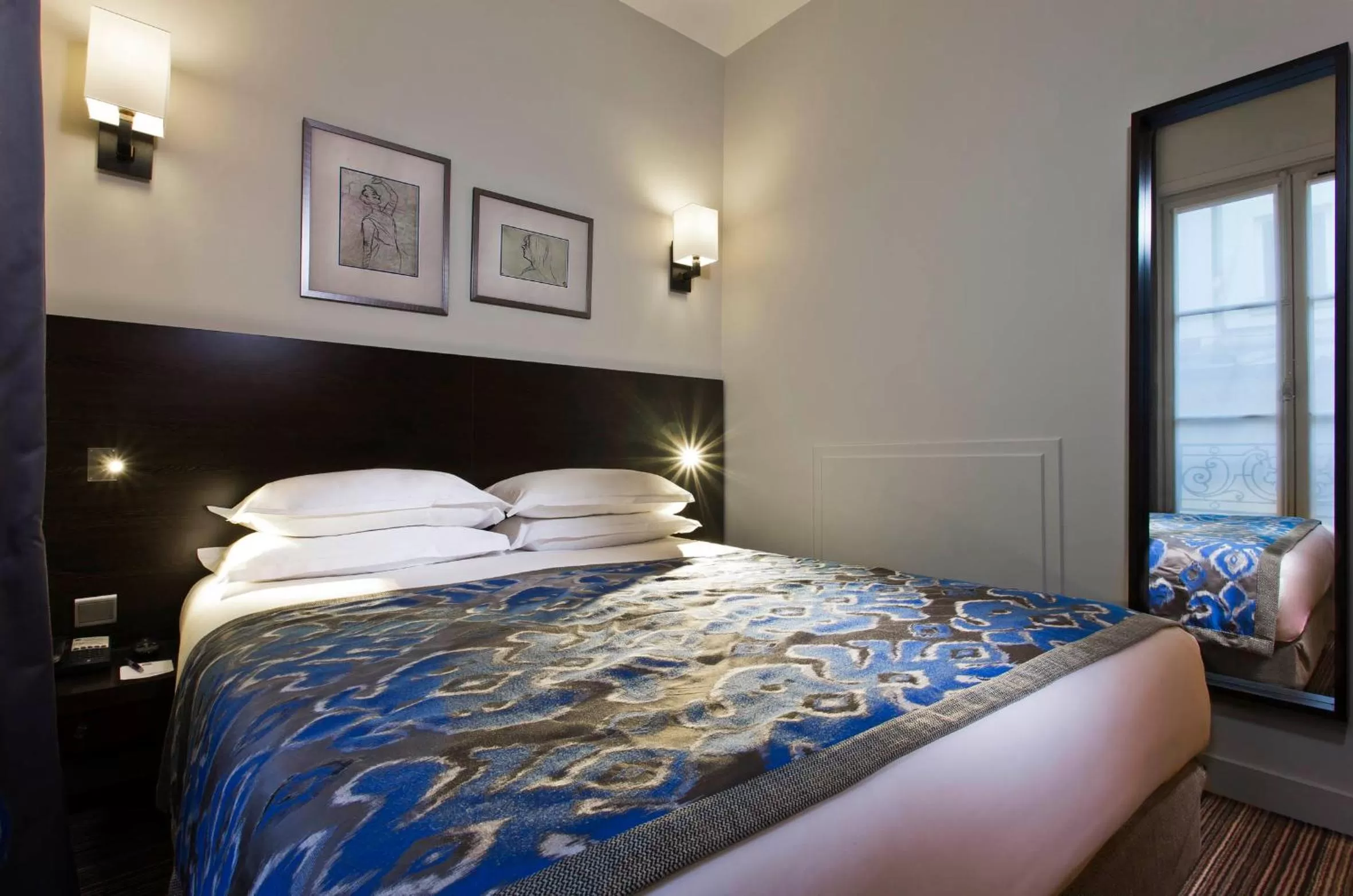 Photo of the whole room, Bed in Hôtel Paris Louvre Opéra