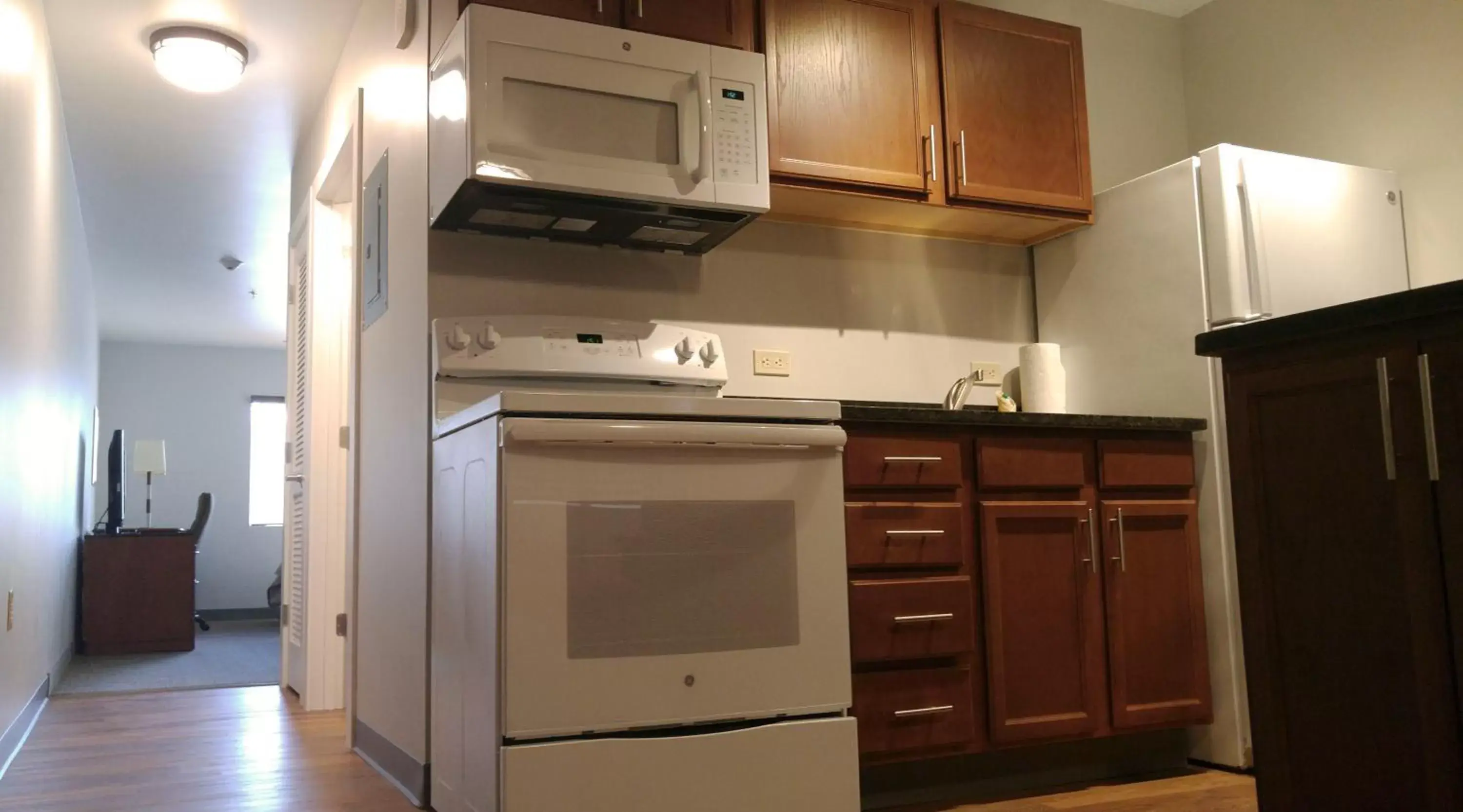 Food and drinks, Kitchen/Kitchenette in Affordable Suites of America Portage