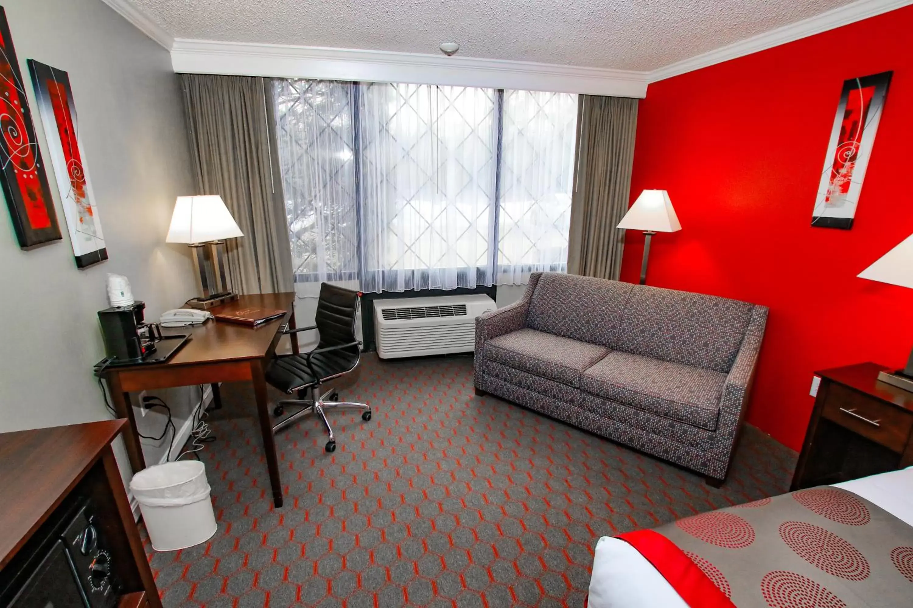 Bed, Seating Area in Ramada Hotel & Conference Center by Wyndham Lewiston