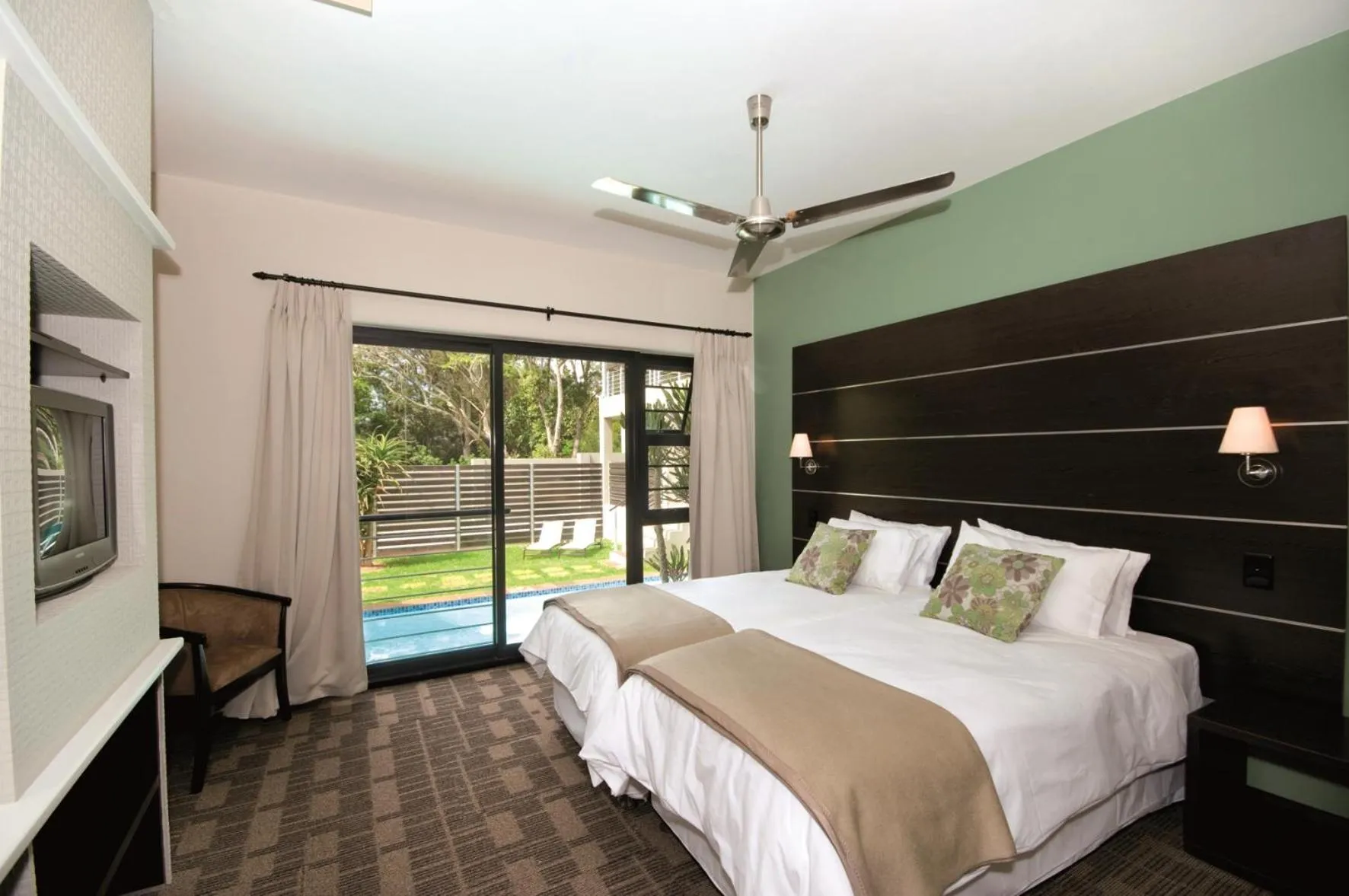 Photo of the whole room, Bed in The Hub Urban Hotel