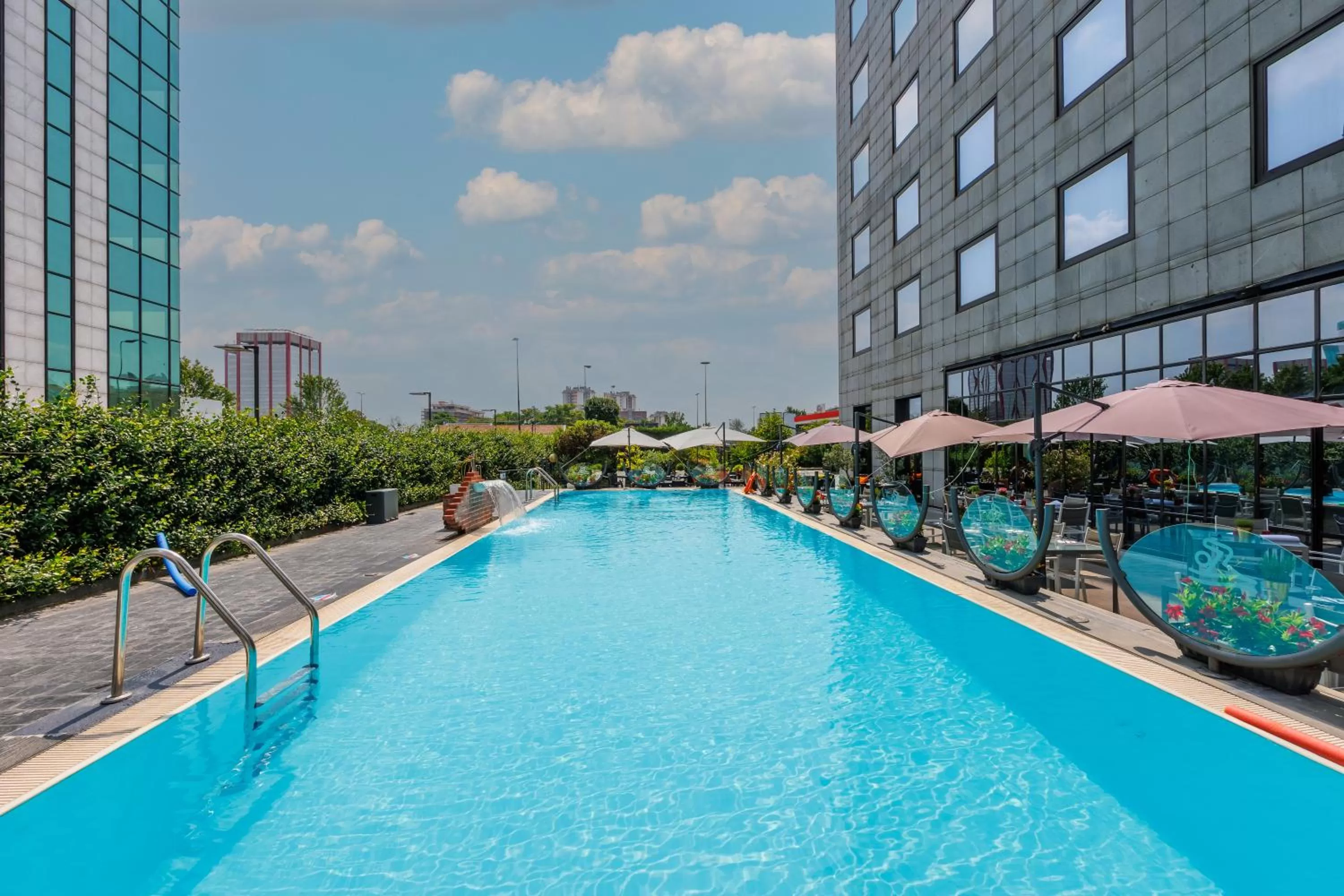 Swimming pool in iH Hotels Milano Lorenteggio