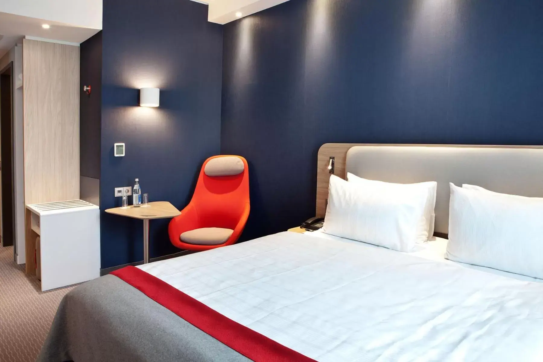 Bed in Holiday Inn Express Oberhausen, an IHG Hotel