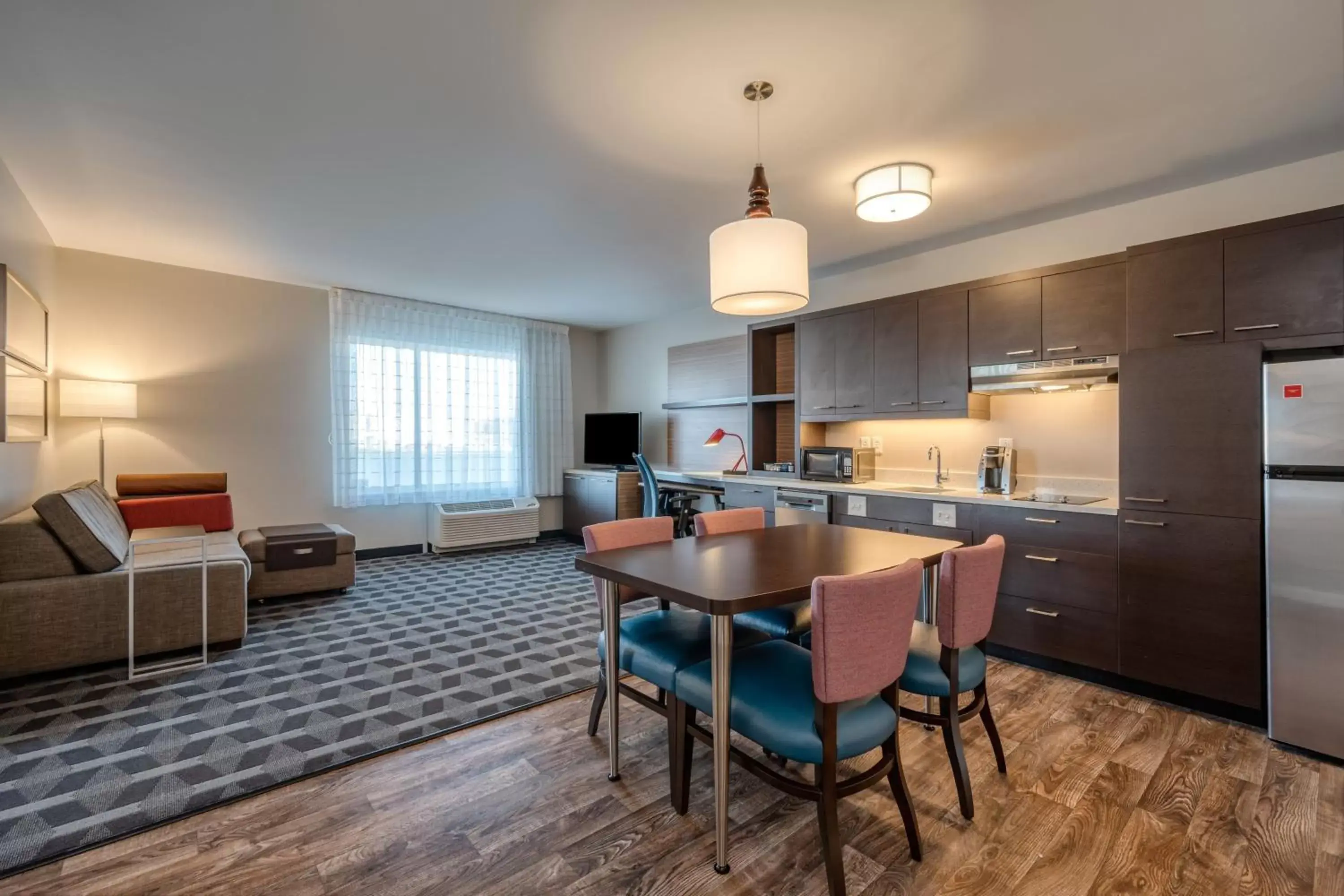 Kitchen or kitchenette, Dining Area in TownePlace Suites by Marriott Indianapolis Airport