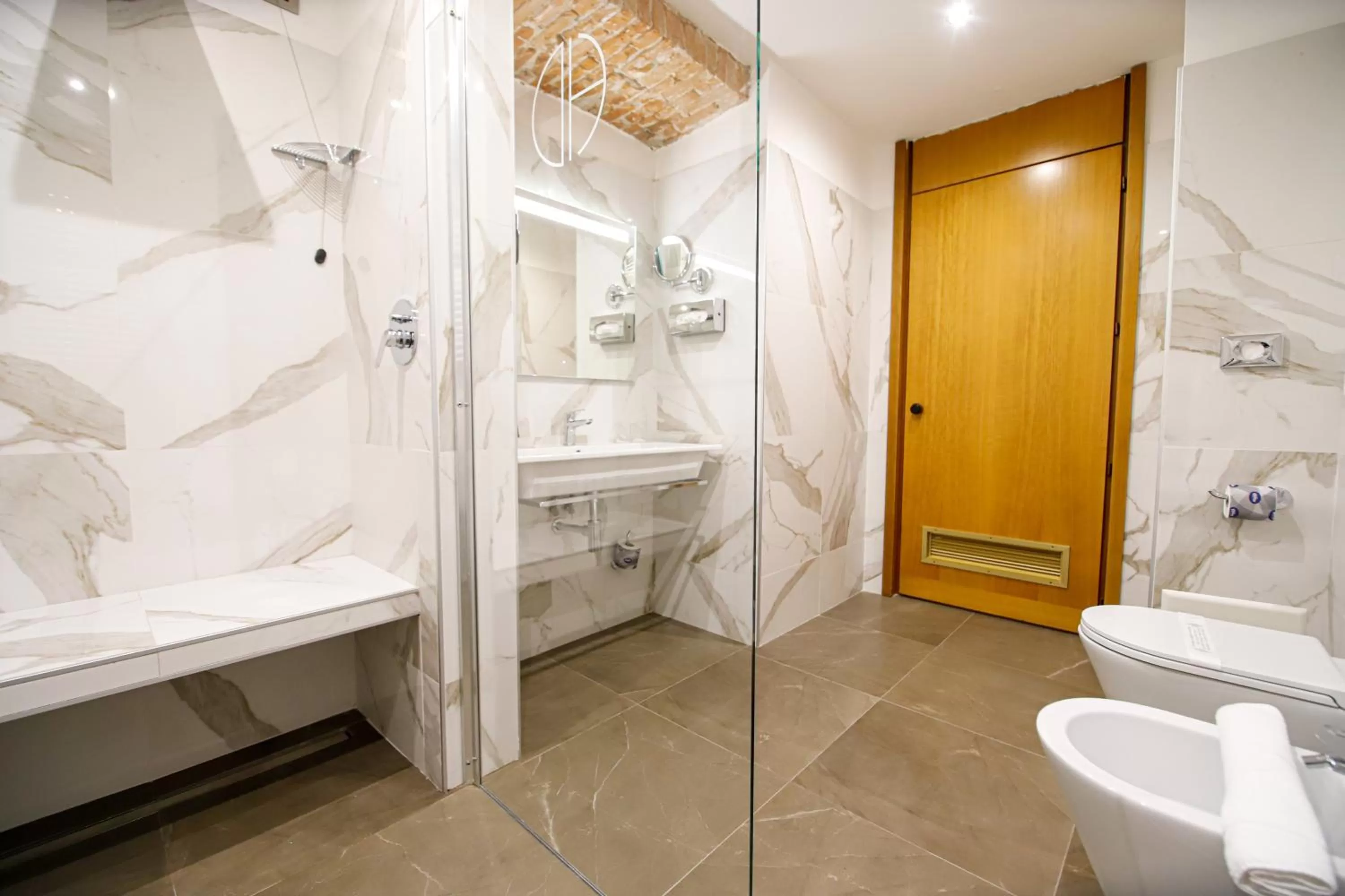 Shower in Hotel Diplomatic