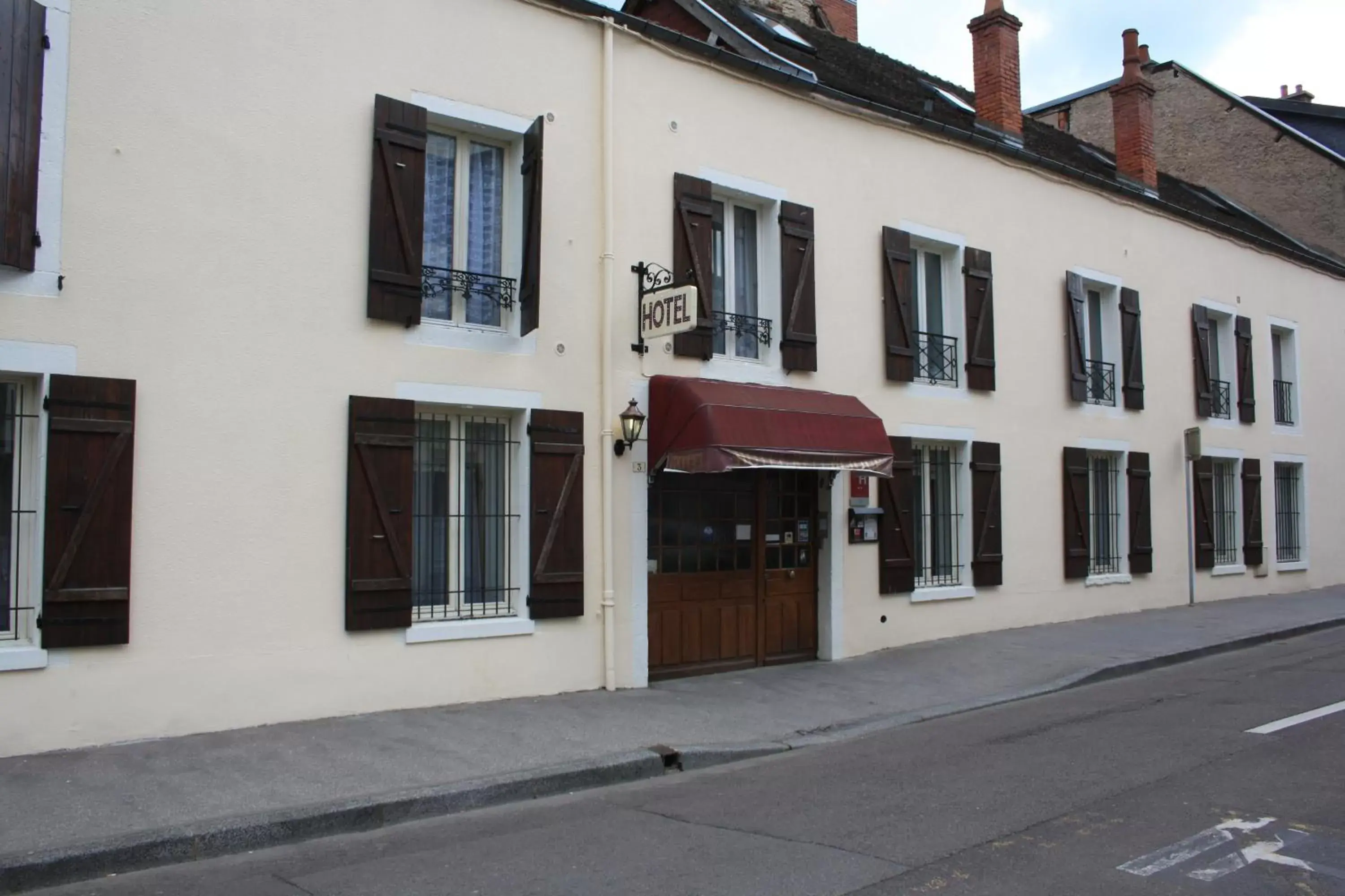 Facade/entrance, Property Building in Hôtel République