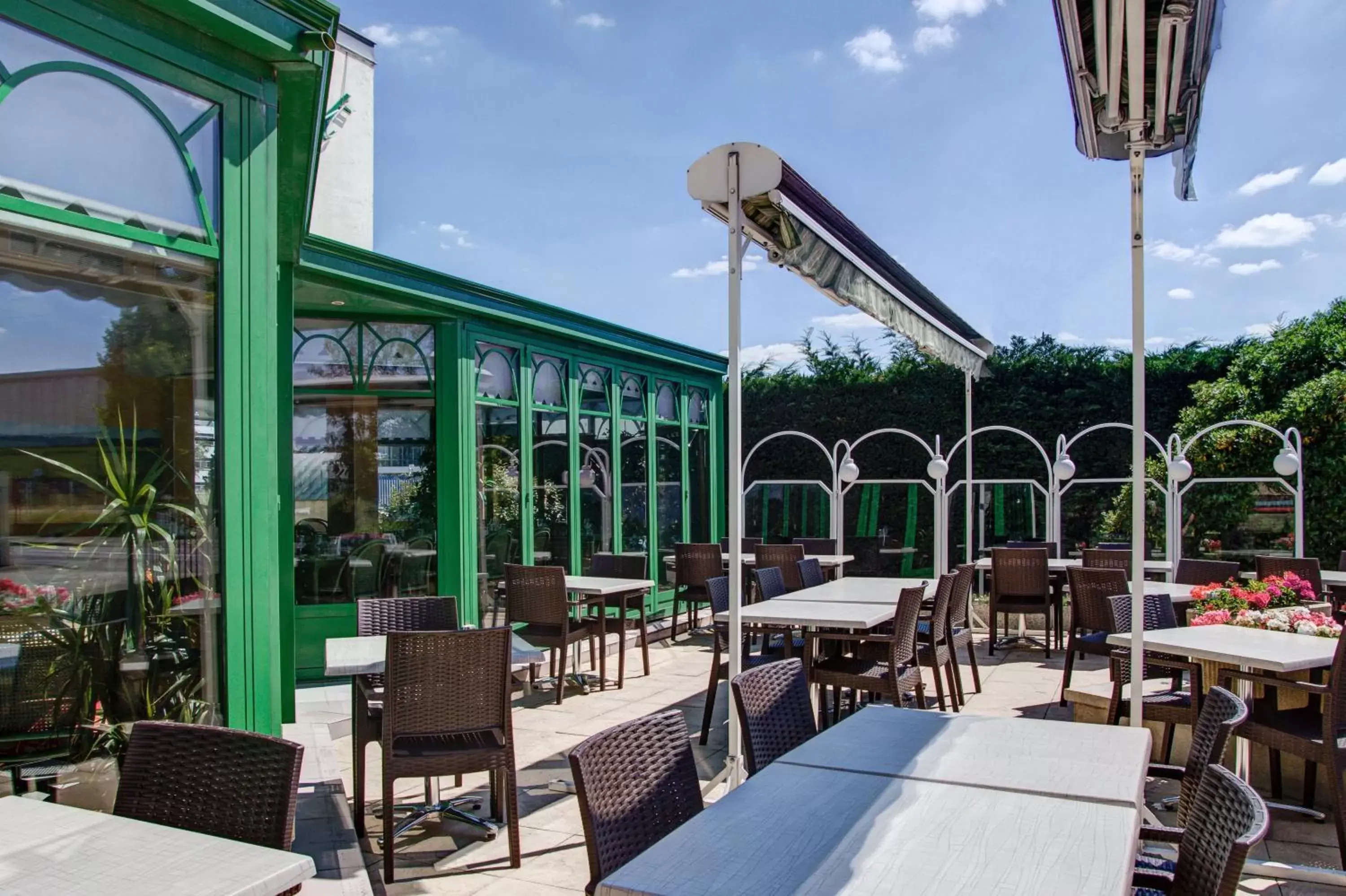Patio, Restaurant/Places to Eat in LOGIS Hotel l'Escargotière Dijon Sud - Chenove