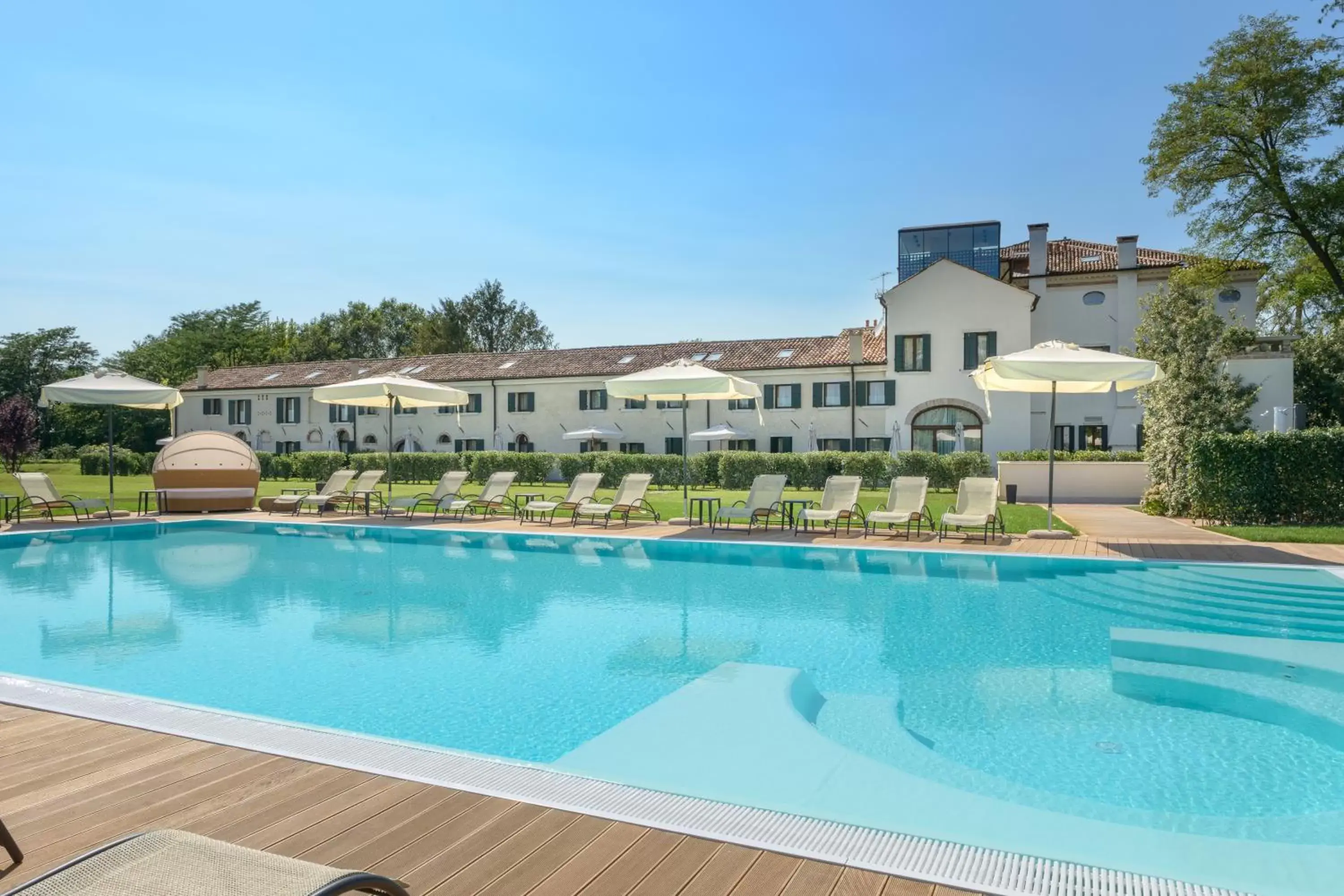 Property building, Swimming Pool in Hotel Villa Barbarich Venice Mestre
