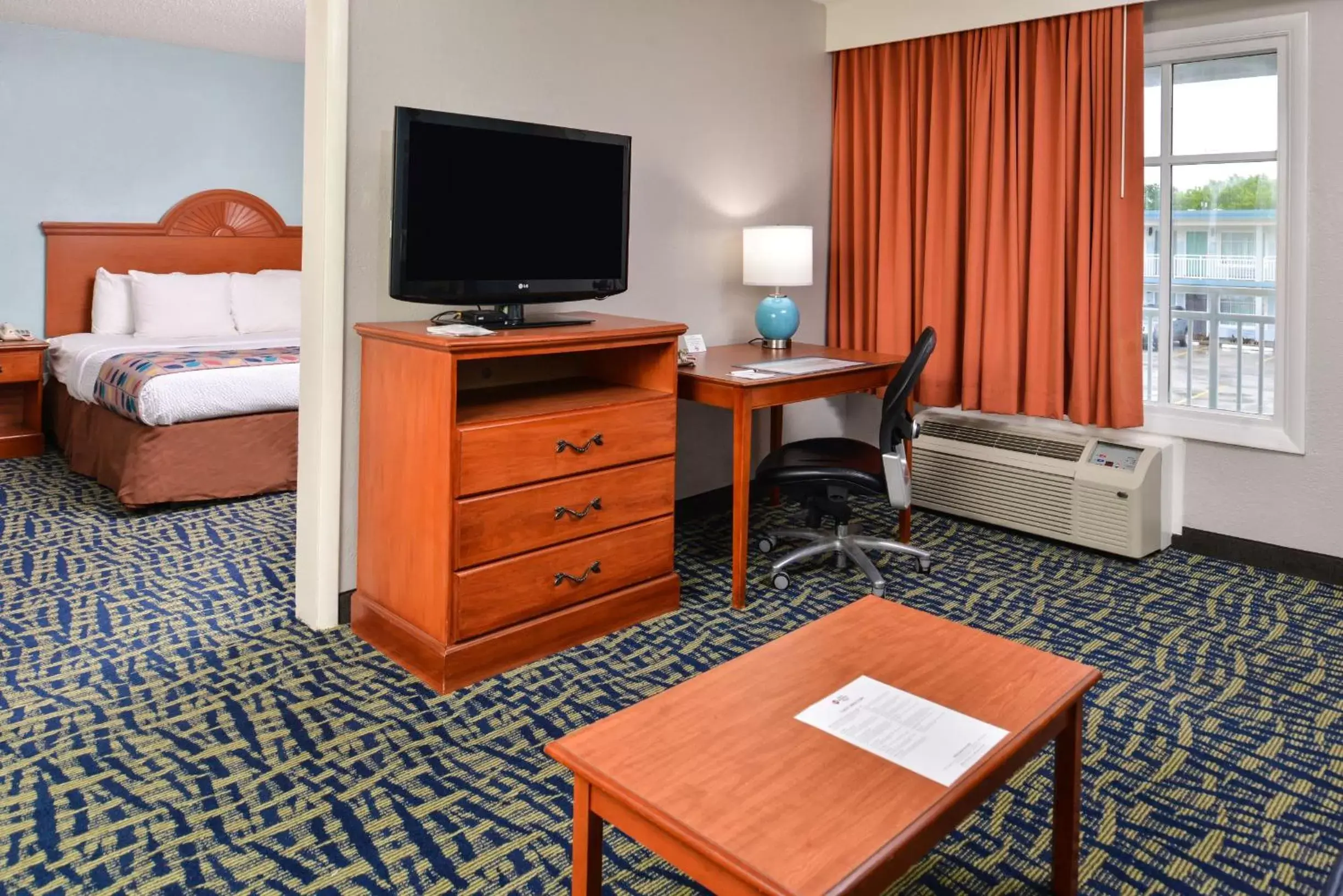 Seating area, TV/Entertainment Center in Best Western Plus Holiday Sands Inn & Suites