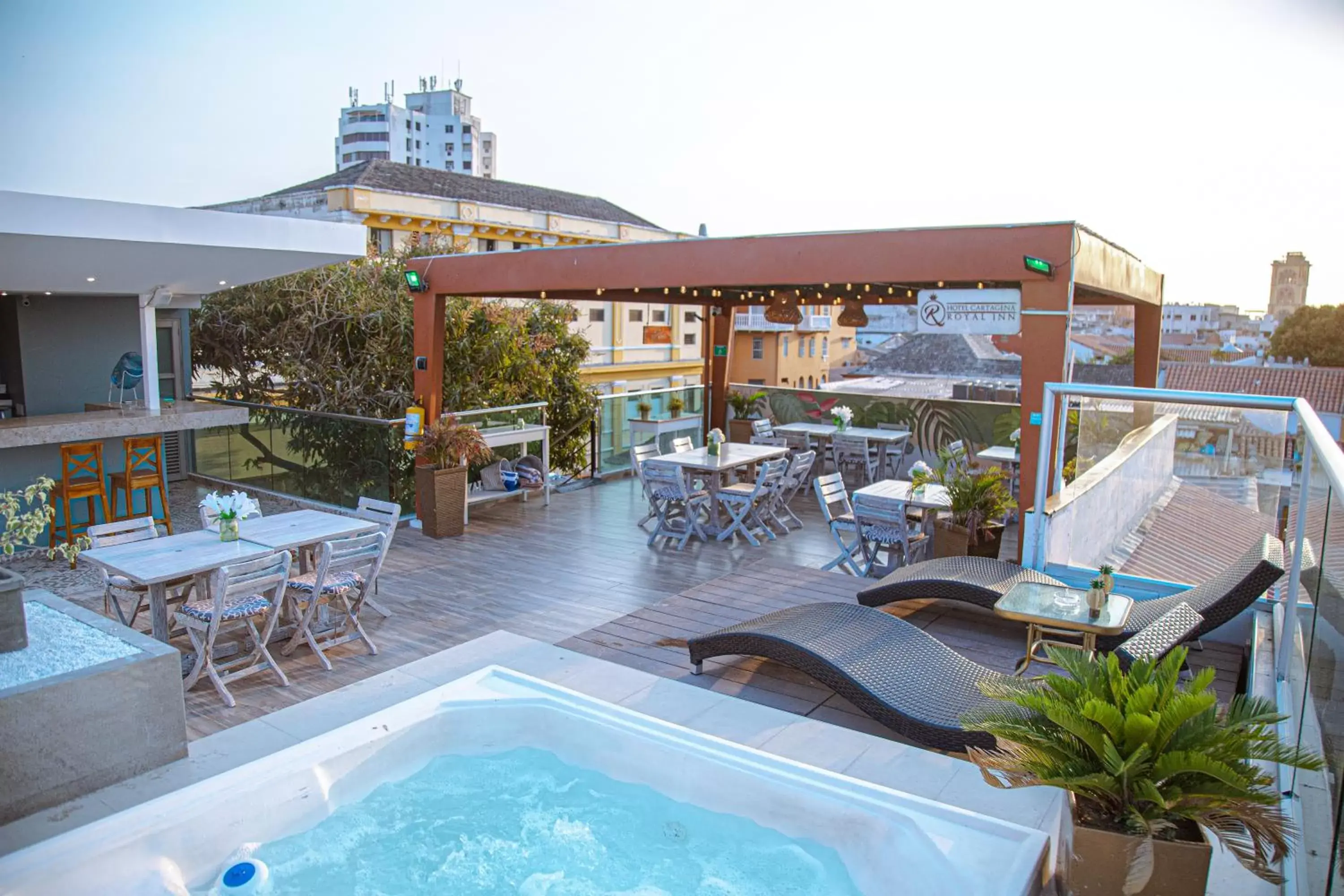 Hot Tub, Swimming Pool in Hotel Cartagena Royal Inn