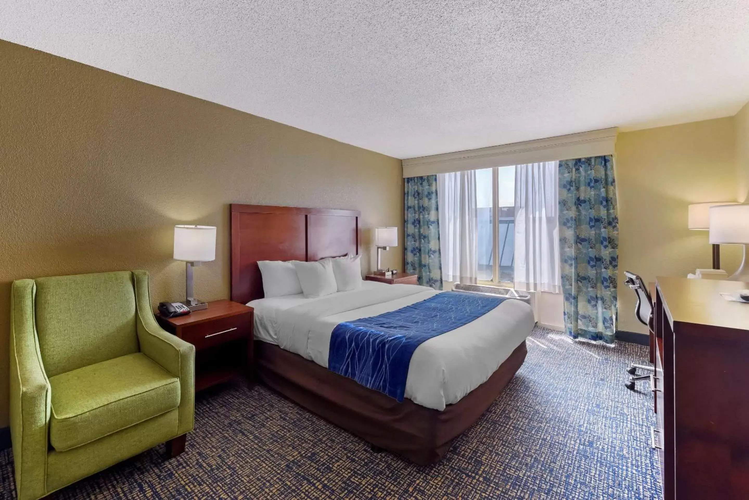 Photo of the whole room, Bed in Comfort Inn on the Ocean