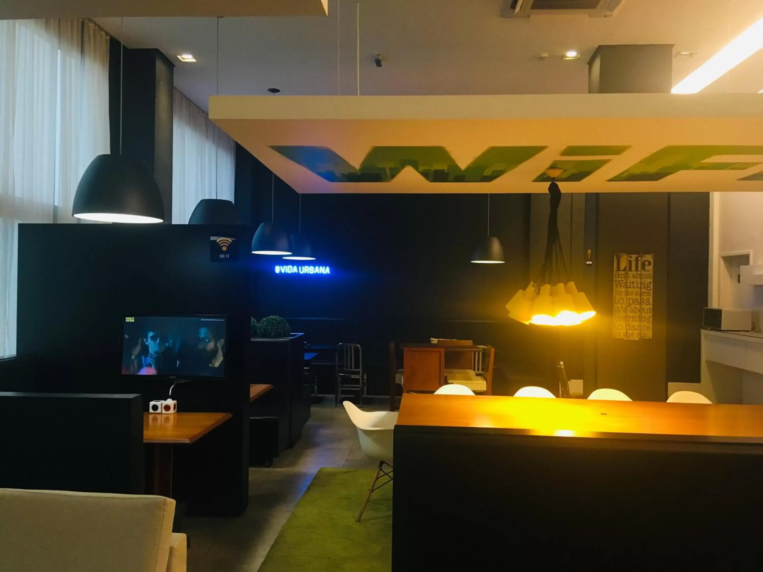 Lounge or bar in ibis Styles Pouso Alegre