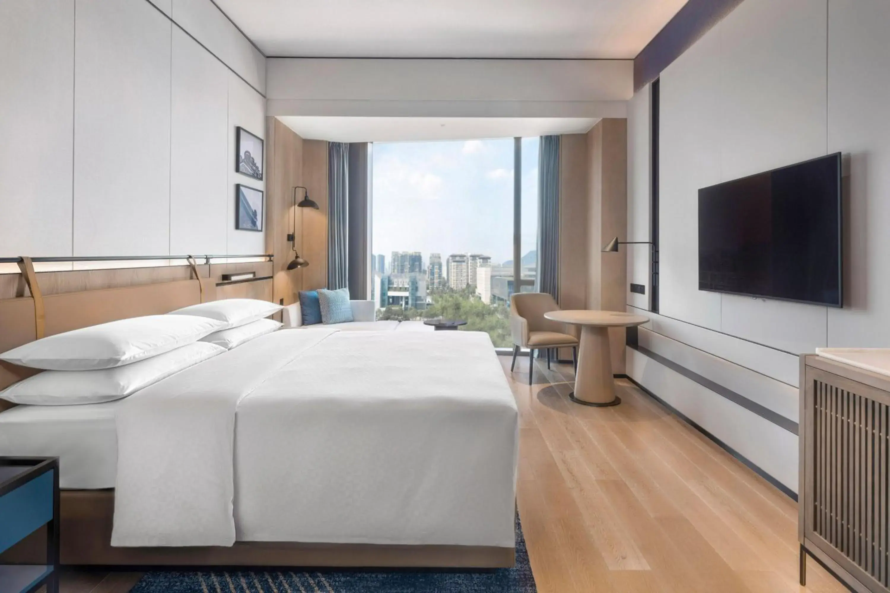 Bedroom, TV/Entertainment Center in Four Points by Sheraton Guangzhou, Baiyun