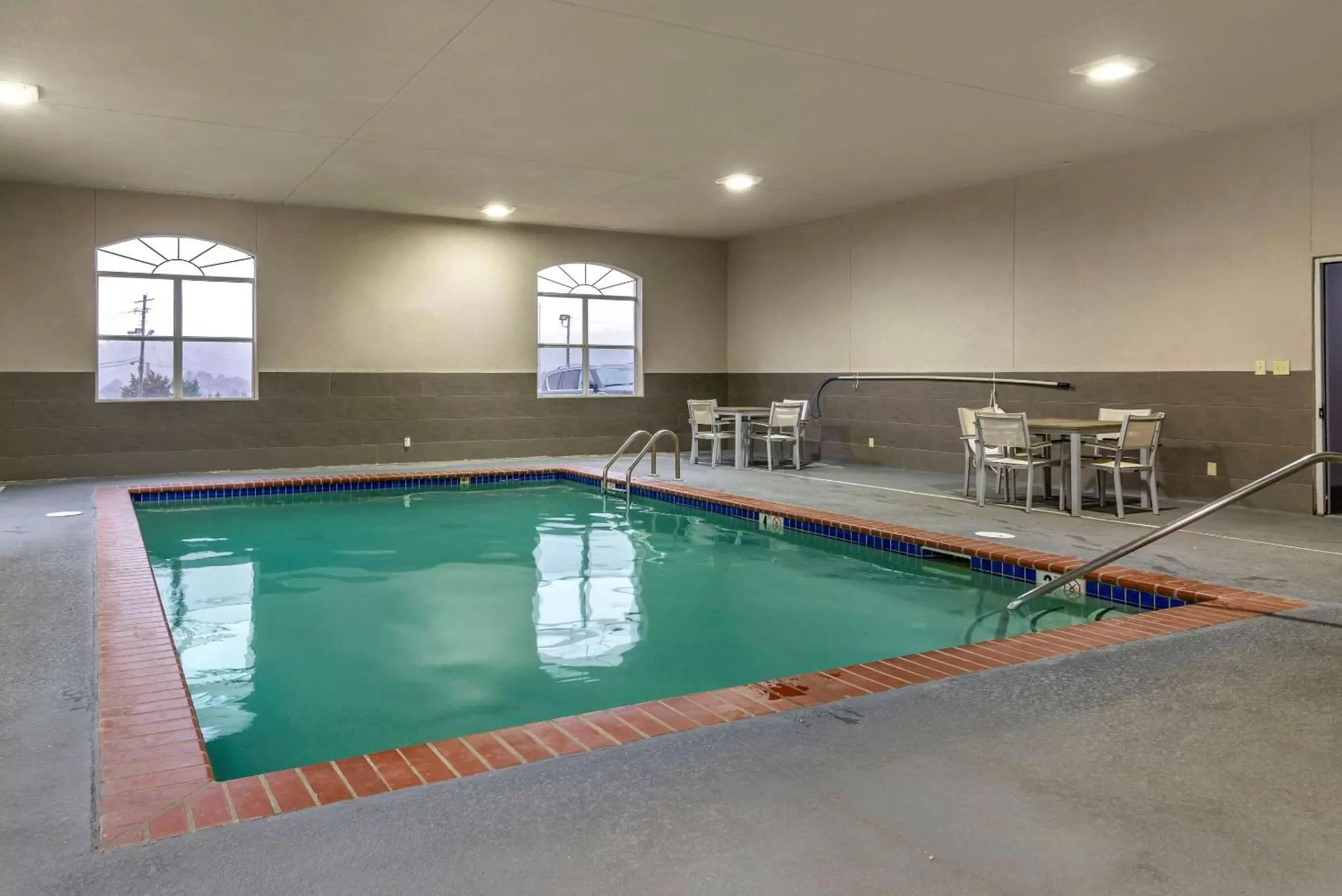 Swimming pool in Comfort Inn & Suites Cartersville - Emerson Lake Point