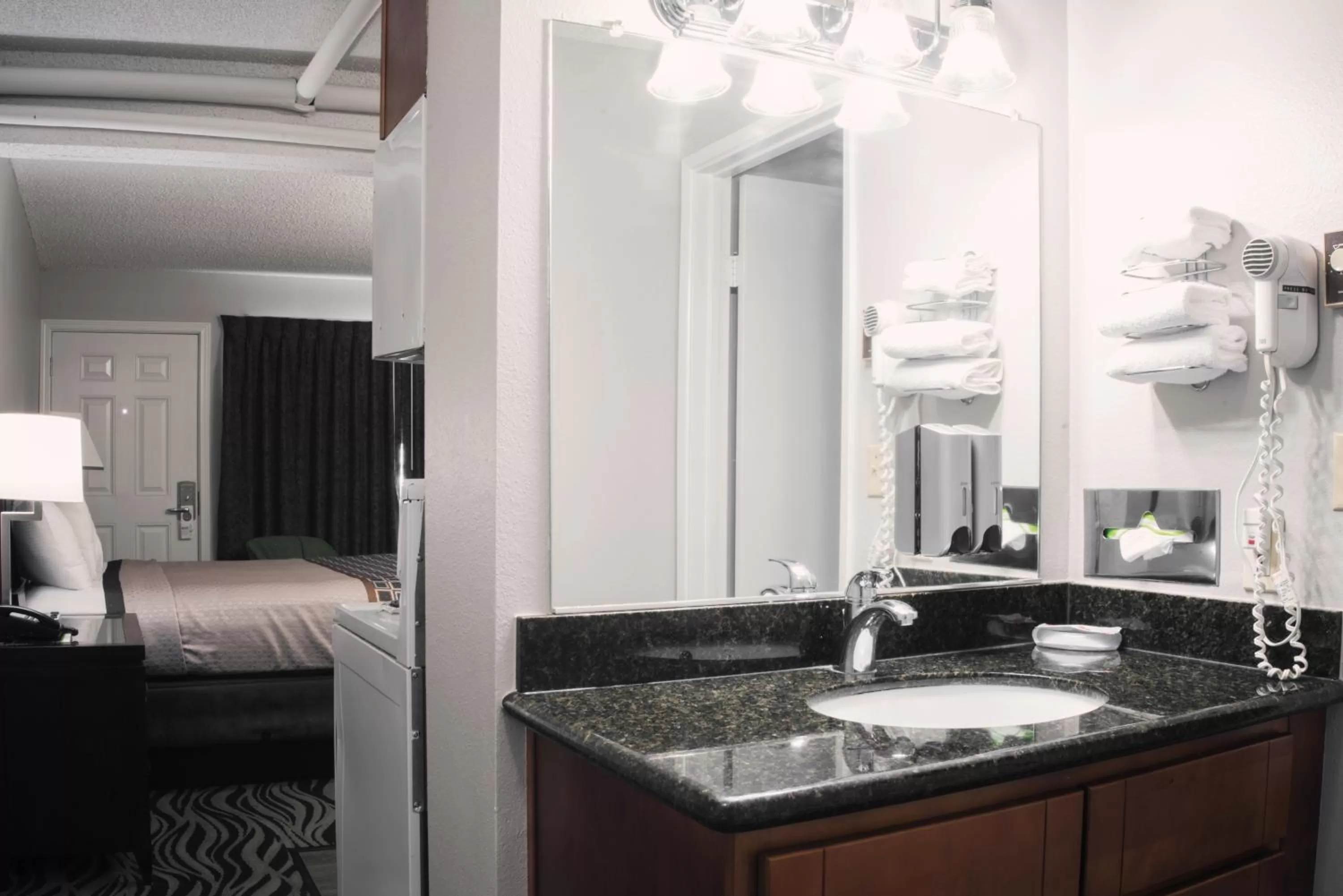 Bed in Astoria Rivershore Motel