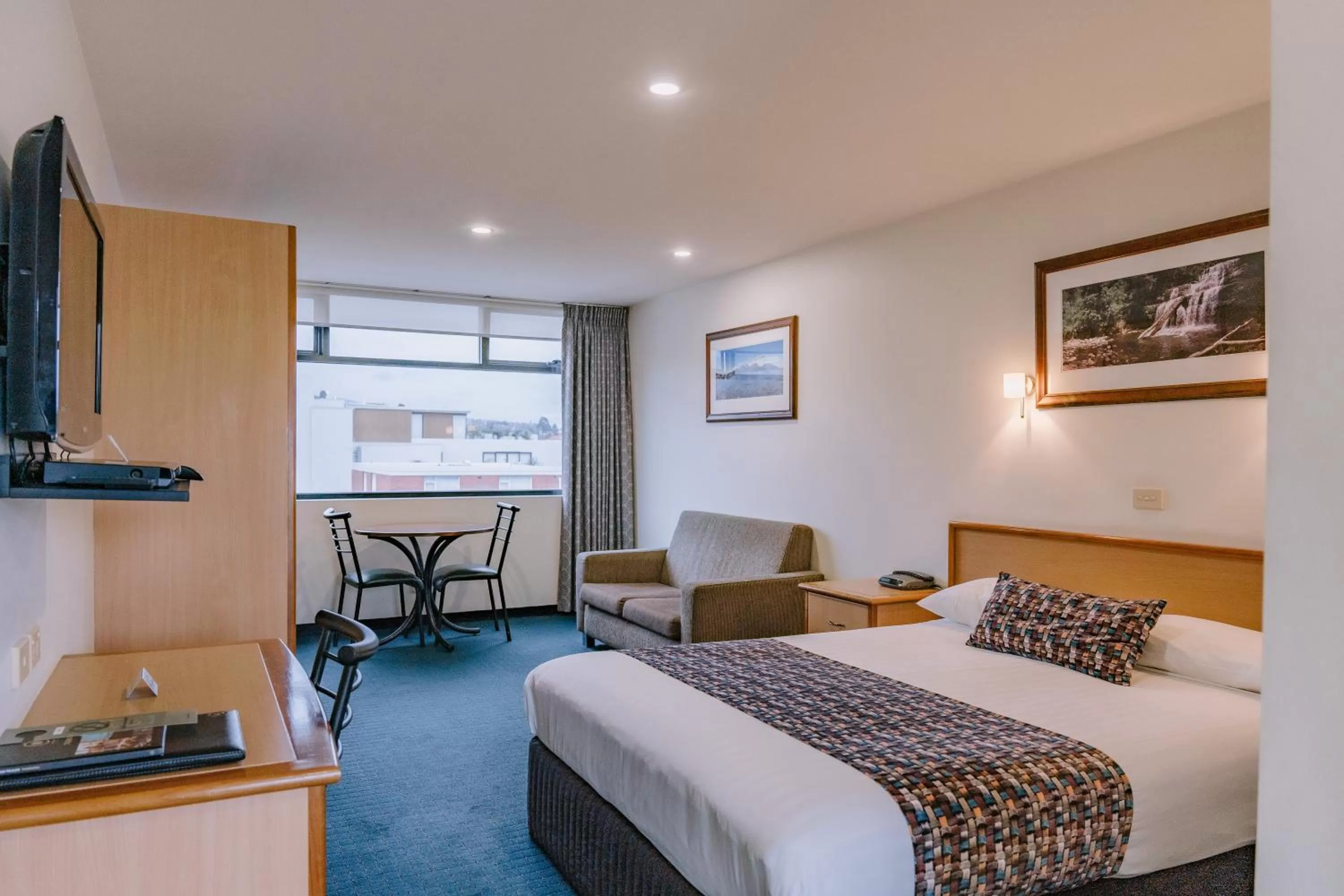 Queen Room in 429 Apartments & Suites