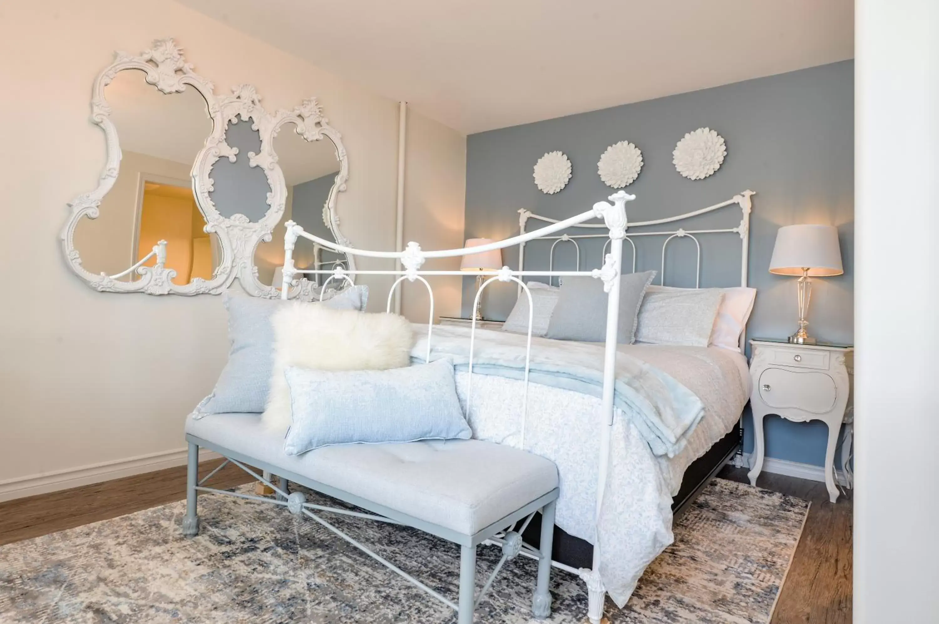 Queen Room with Sea View in Raven Point Inn Queen Room with Sea View in Raven Point Inn