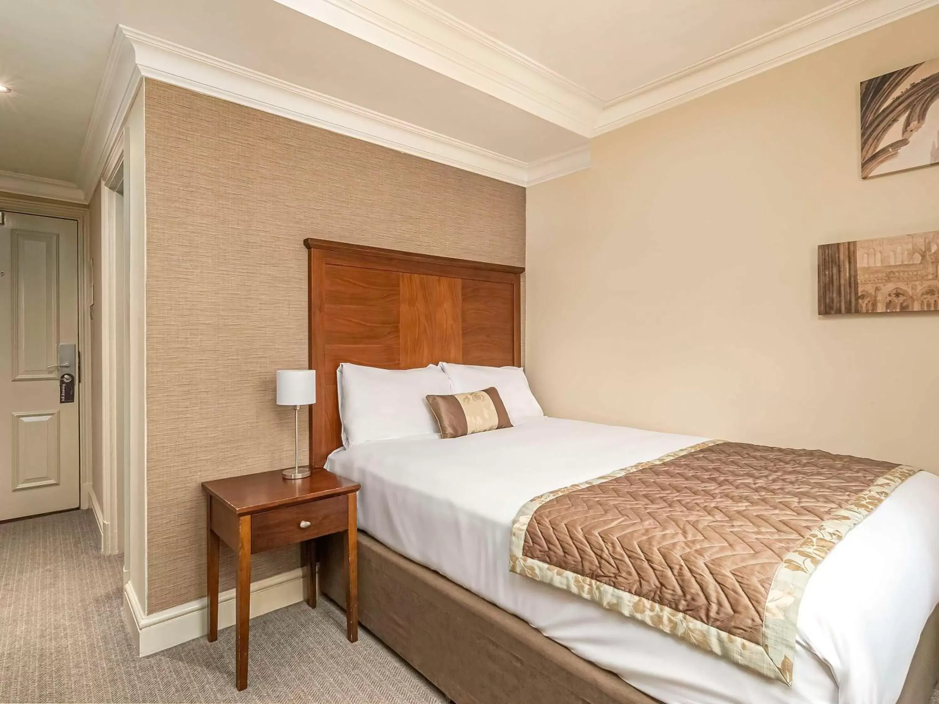 Bedroom, Bed in Mercure Salisbury White Hart Hotel