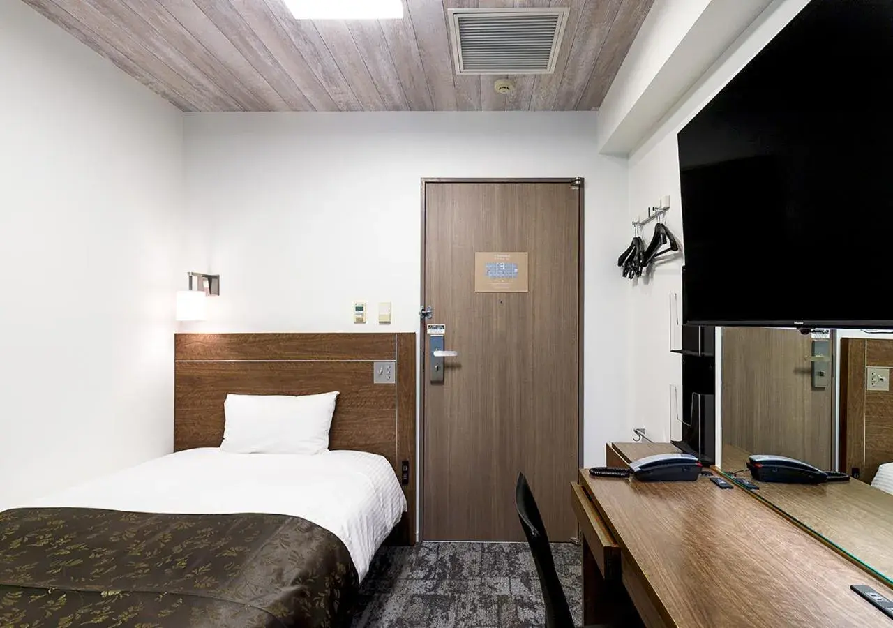 Photo of the whole room, Bed in APA Hotel Kamata-Ekimae
