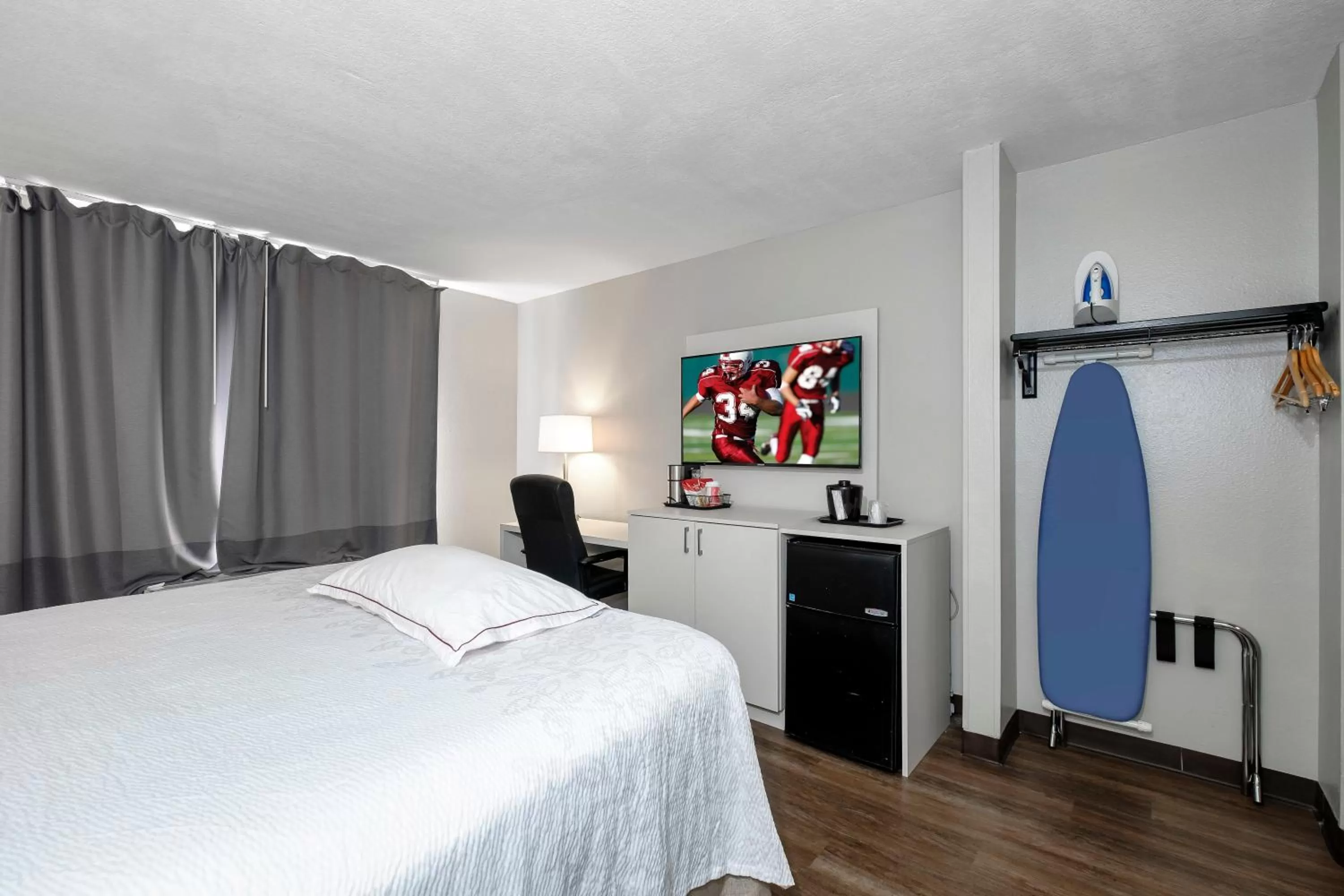 Photo of the whole room, Bed in Red Roof Inn PLUS Orlando-Convention Center- Int'l Dr