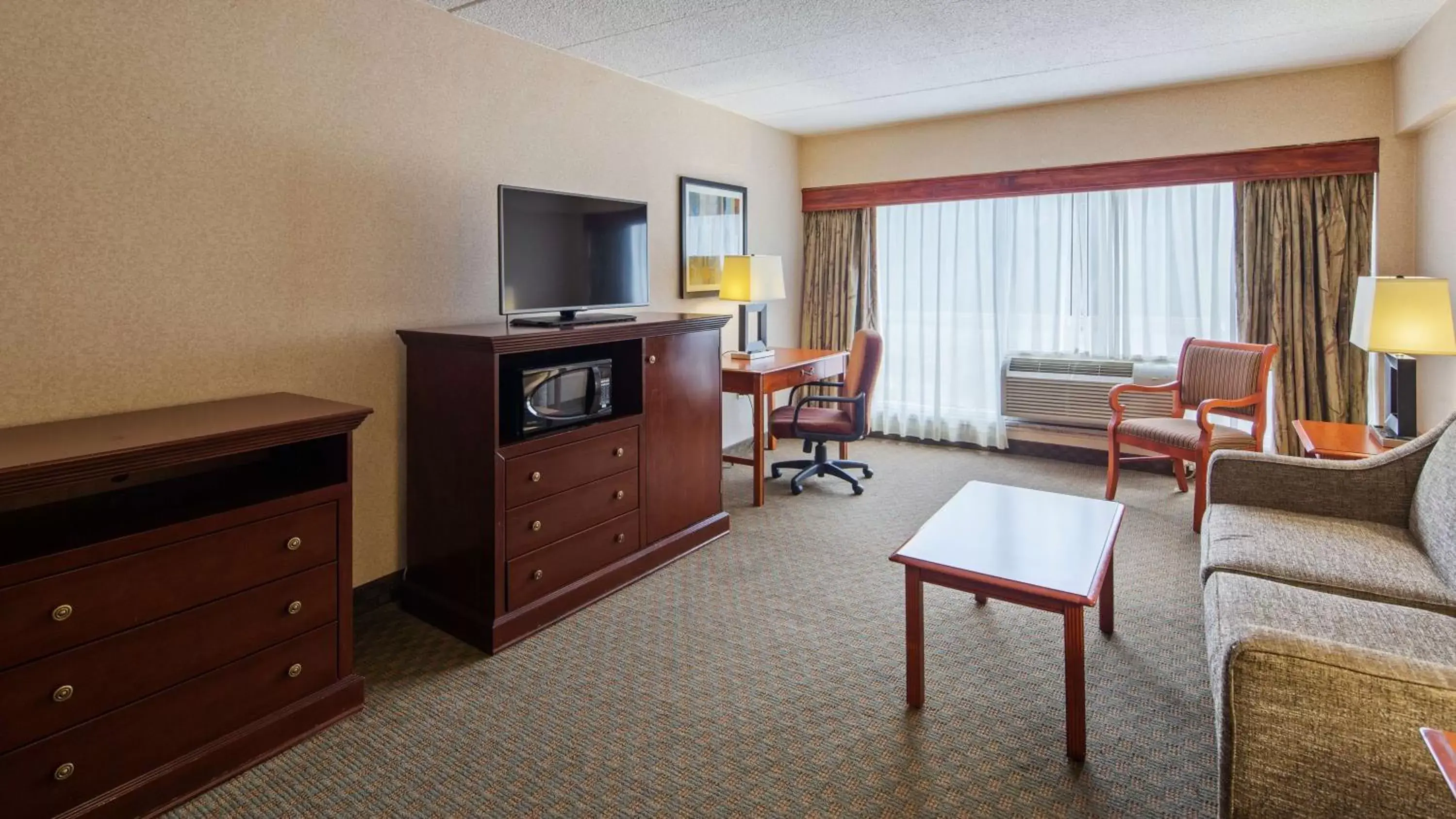 Photo of the whole room, TV/Entertainment Center in Best Western Capital Beltway