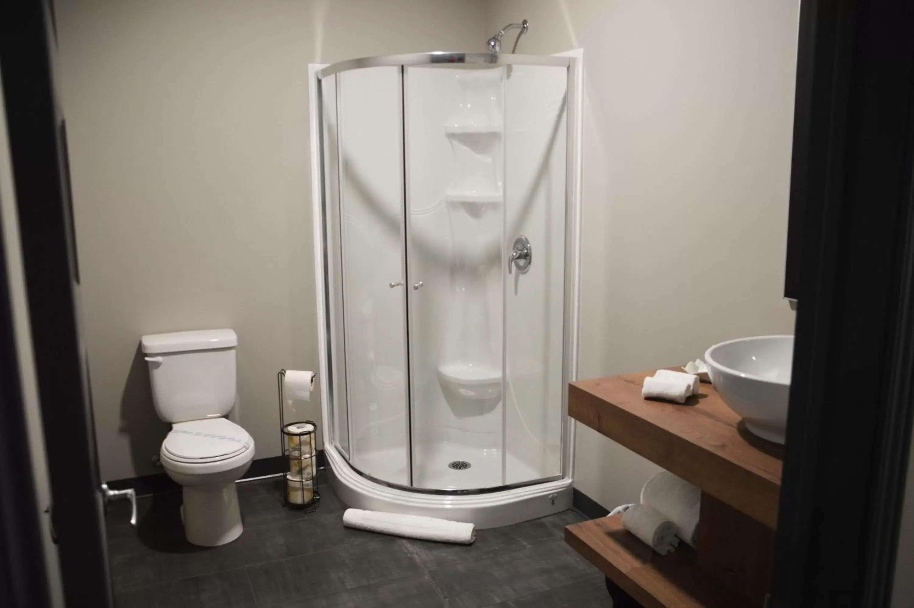 Shower, Bathroom in Motel St-Ambroise