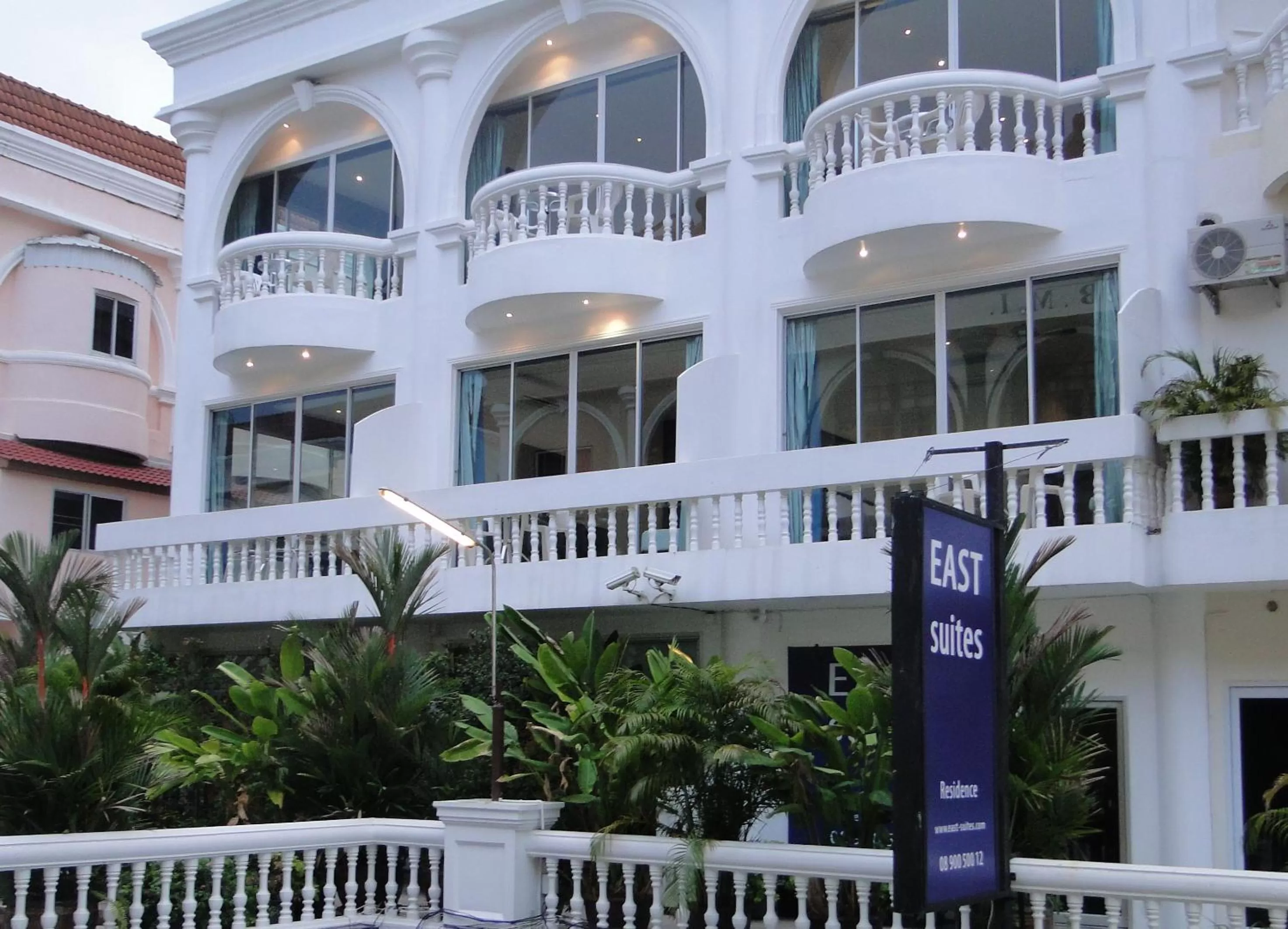 Facade/entrance in East Suites