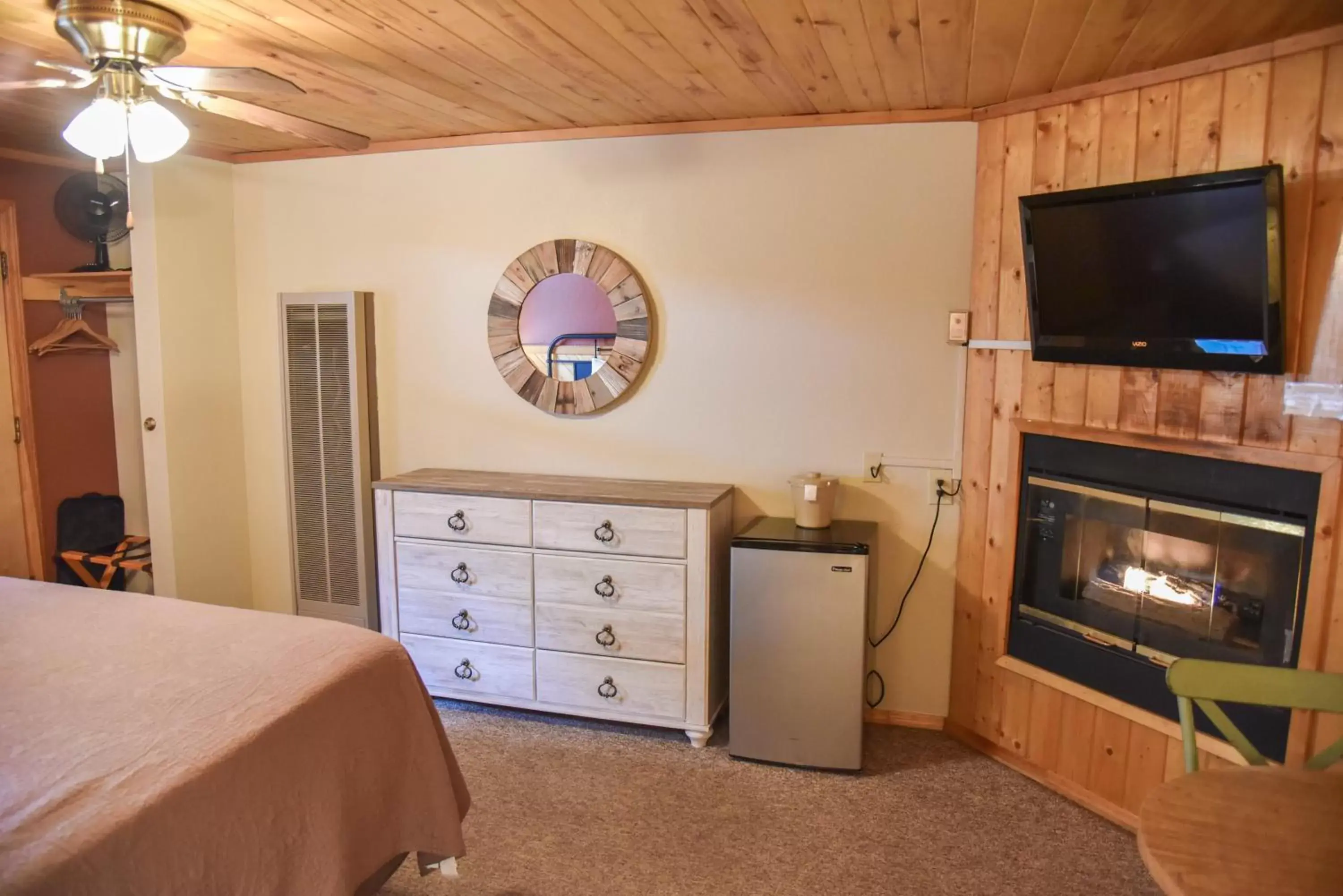 Bed, TV/Entertainment Center in Alpine Lodge Red River