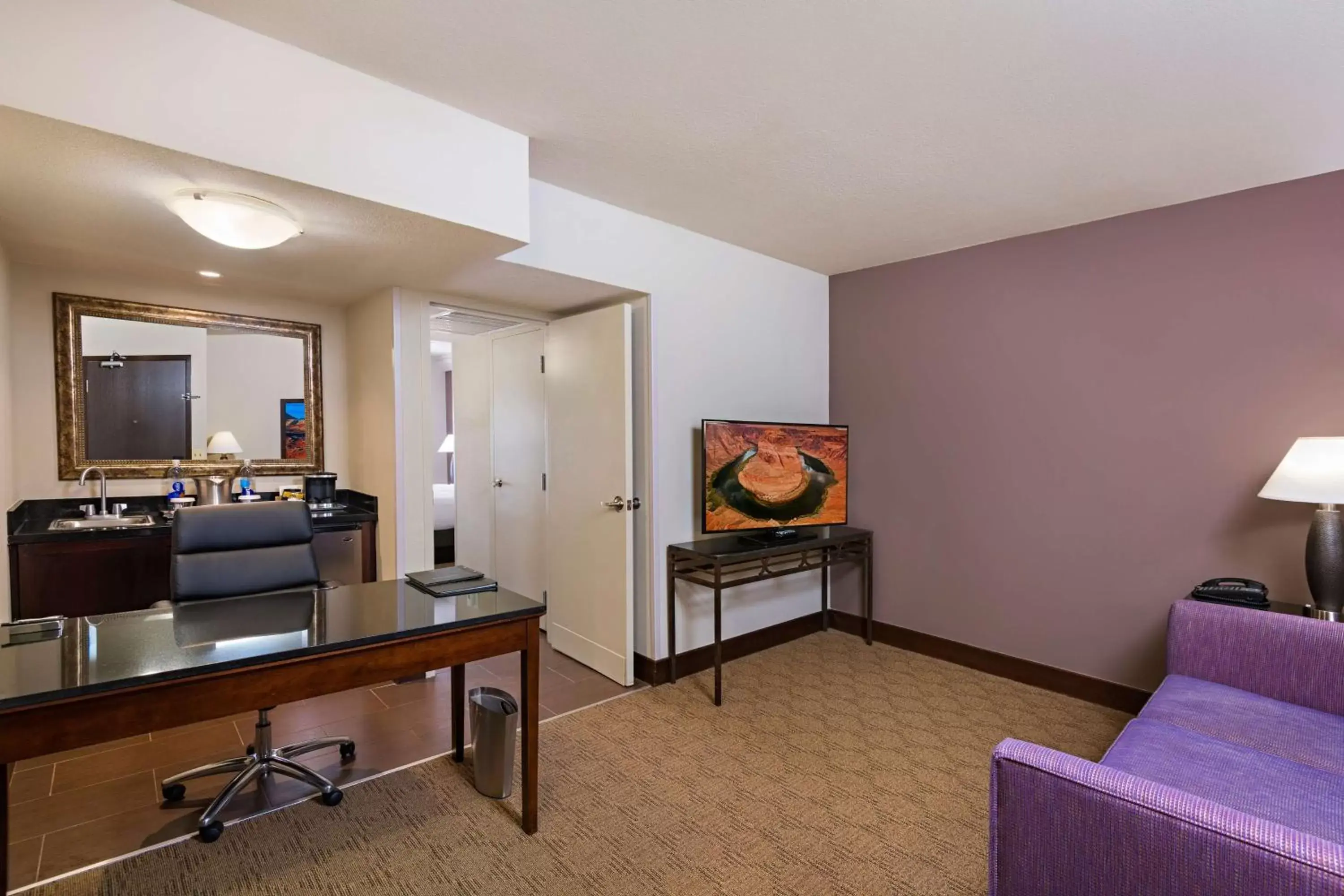 Living room, TV/Entertainment Center in Doubletree by Hilton Phoenix Mesa
