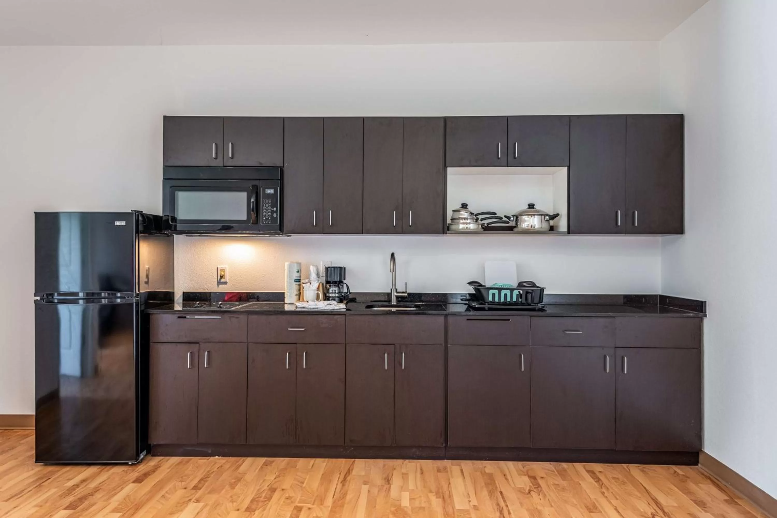 Kitchen or kitchenette in Studio 6 Lake Charles