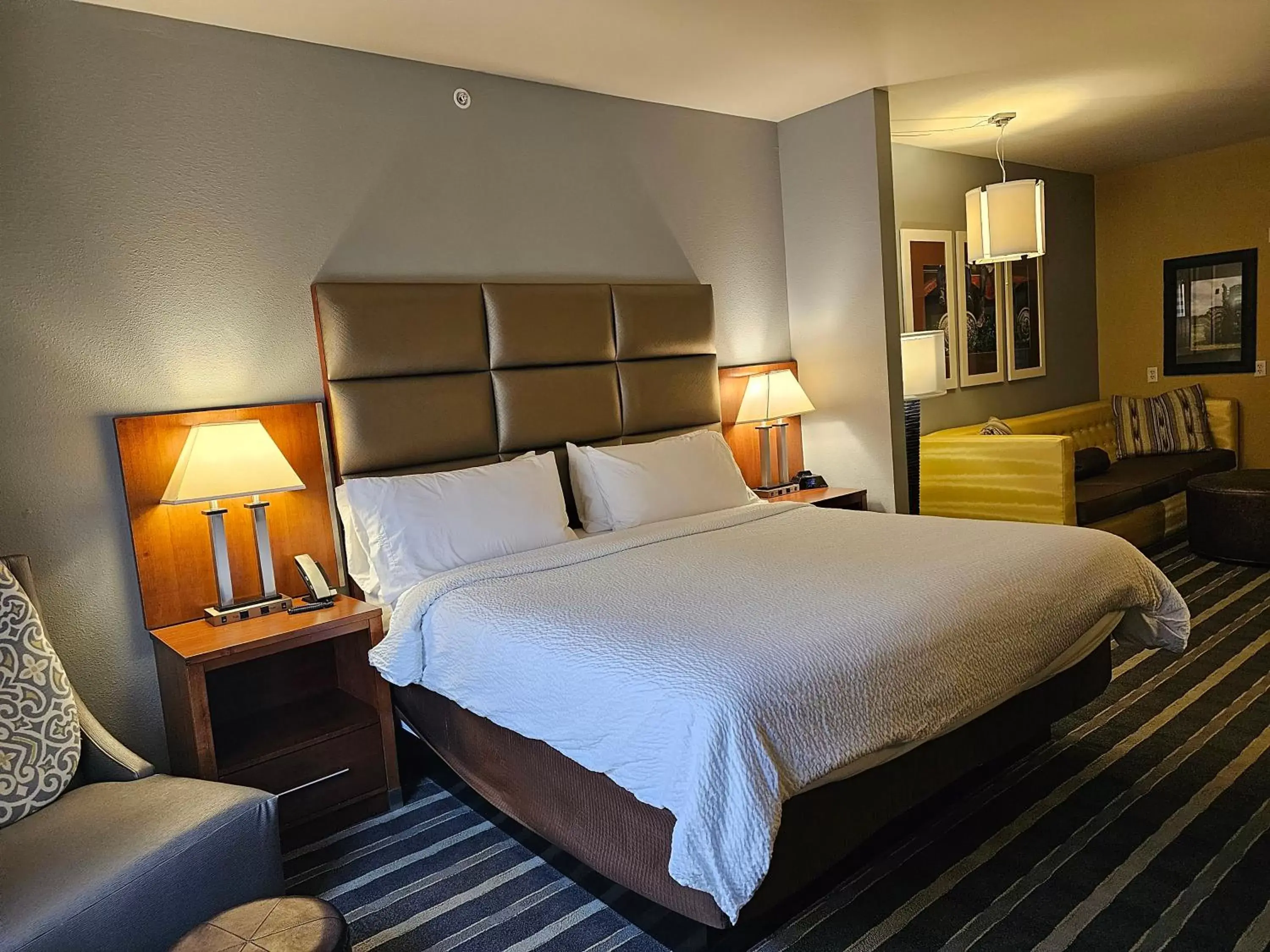 Bedroom, Bed in Holiday Inn Express & Suites Perry-National Fairground Area, an IHG Hotel