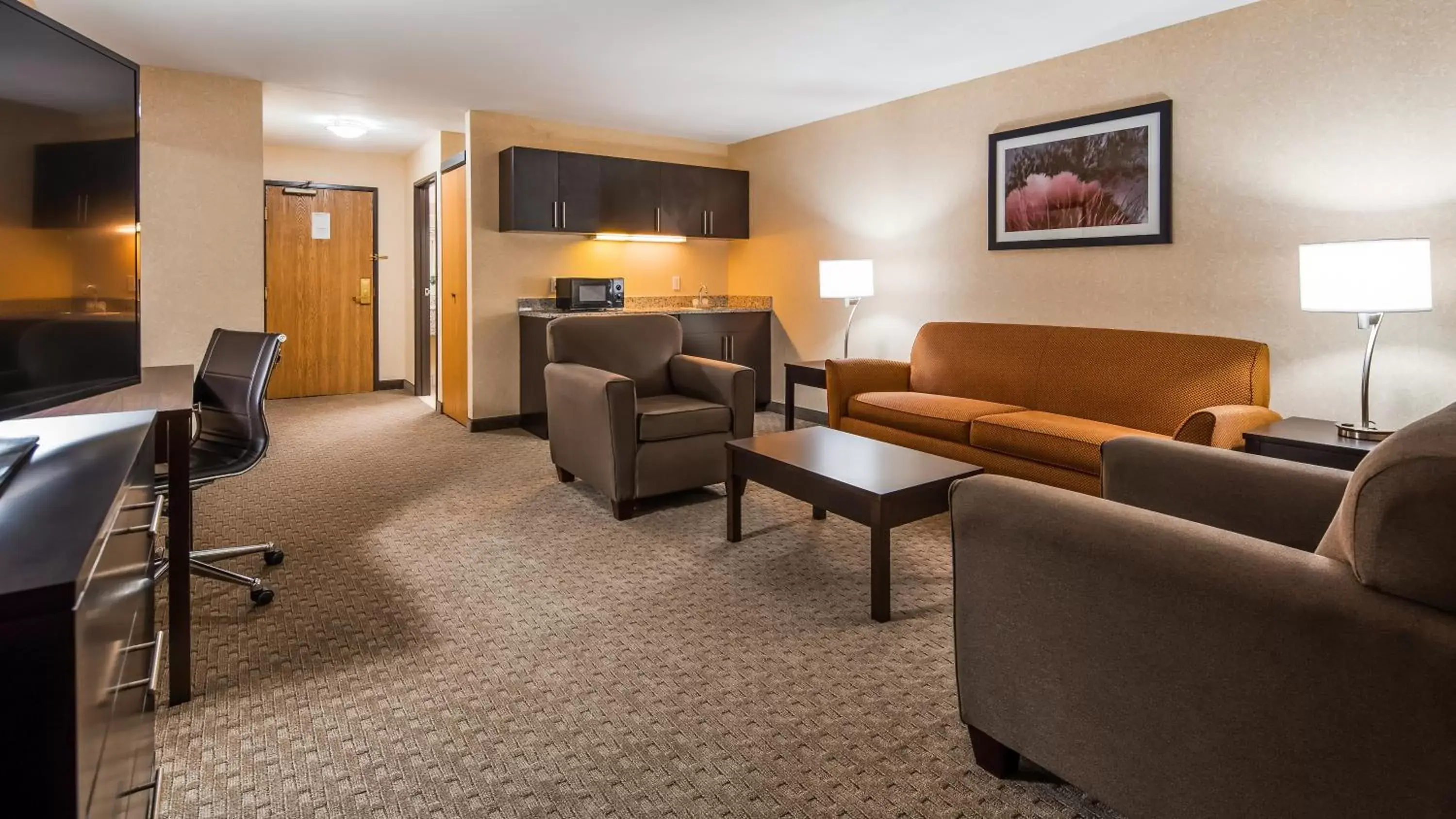 Kitchen or kitchenette, Seating Area in Best Western Plus Howe Inn